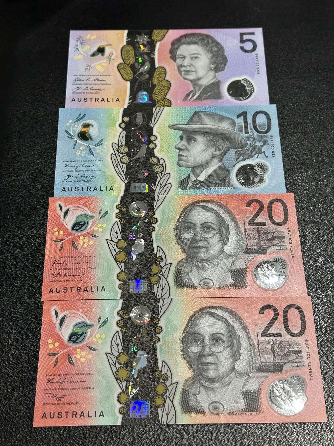 《外钞收藏家》第五百九十八期（2026年新年第一场）（本平台长期征集拍品、欢迎藏友们联系合作） 澳大利亚5、10、20元 四张一起 全新UNC 都是靓号