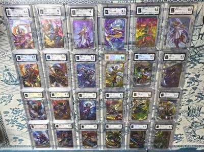 卡牌限时028期专场（24号晚21点30截拍） - 评级卡，小浣熊立绘闪卡，25周年小浣熊水浒闪卡，大全套共计120张。市场价4000以上。超高分套装，10分5张，十分珍贵，小旋风爆金10，100余张9.5分。其中朱富2周通2装张，特卡6张