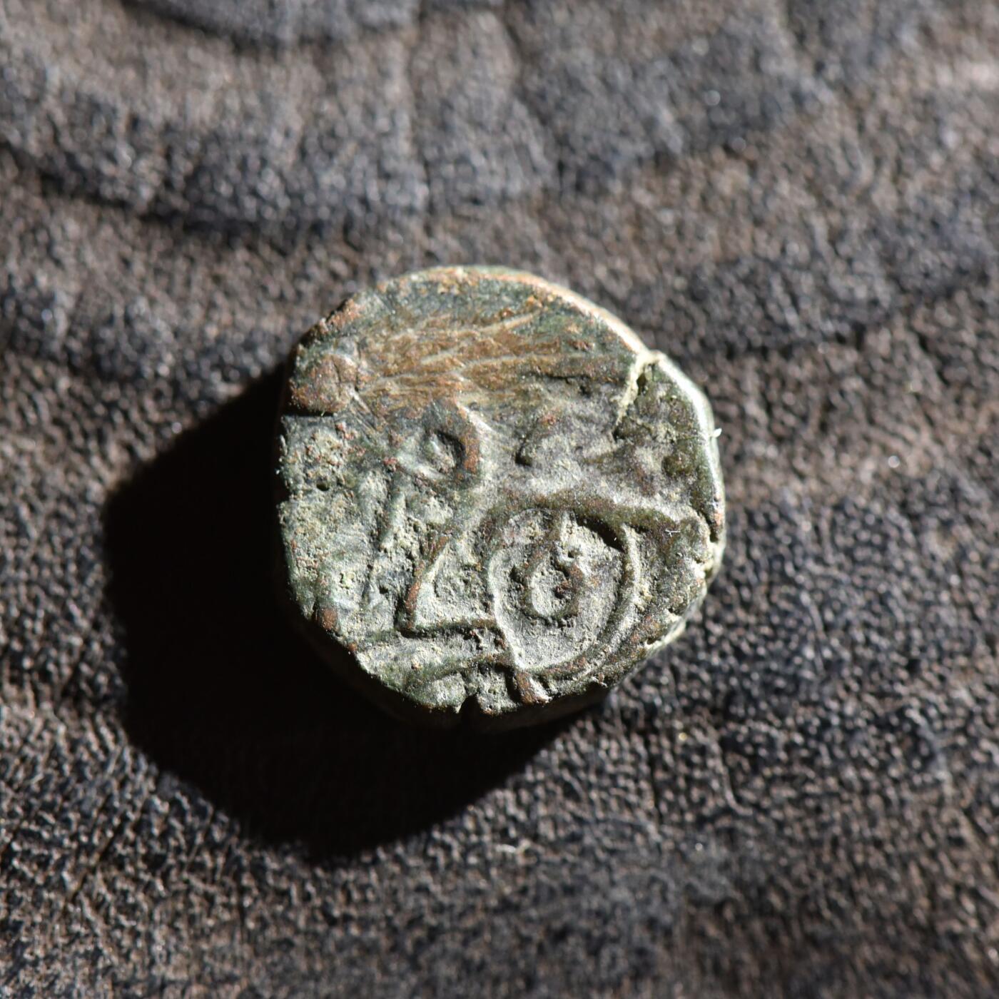 【良泉】第45期【直播场】1月15日晚19.30点开拍！ 208组，西方古代钱币、丝路古珠杂项专场 公元12-13世纪【？】？骑士/瘤牛吉塔尔，3.41克