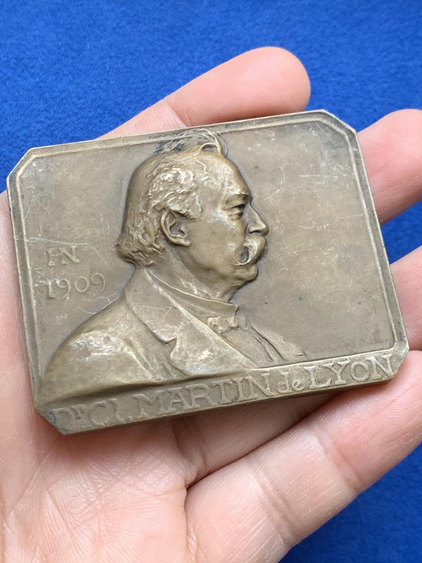 《竞宝斋》第452场 周日，周一 2场连拍 （全场包邮，欢迎送拍） 1909年纪念牙医克劳德·马丁大铜章 99.35克 51*63.2mm 三角铜标