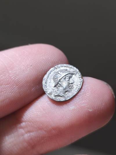 极品！巴克特里亚欧克拉提德斯一奥波银币，这枚银币高点全在，虽表面略有腐蚀，但是打制极其清晰完美，属于巴克特里亚奥波中千里挑一的极美品了