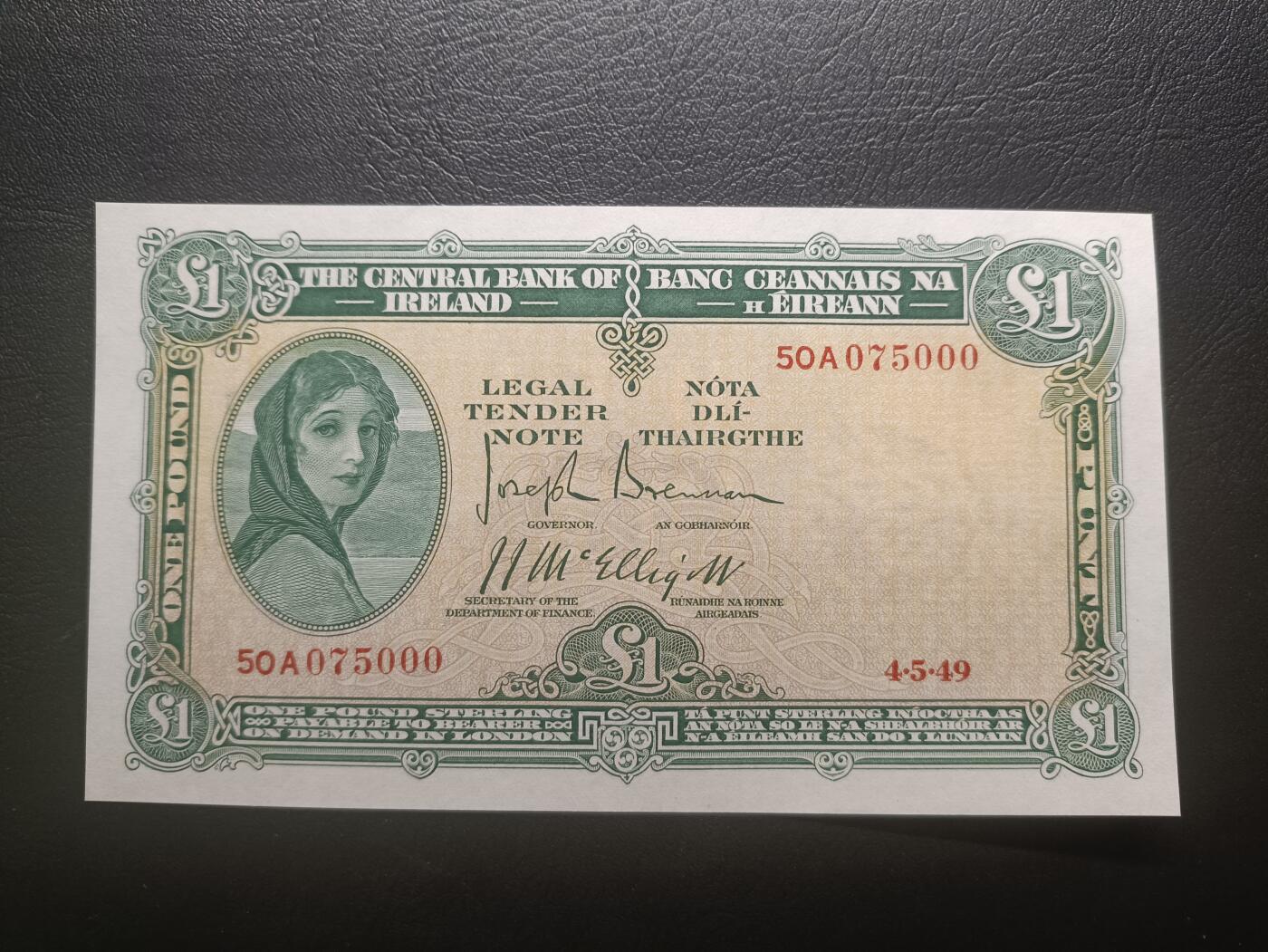 2026首期，总第211期 爱尔兰1949年1镑UNC豹子号000，早期下方有英爱两国货币互换协议的版本，爱尔兰人格化象征“拉维利夫人”