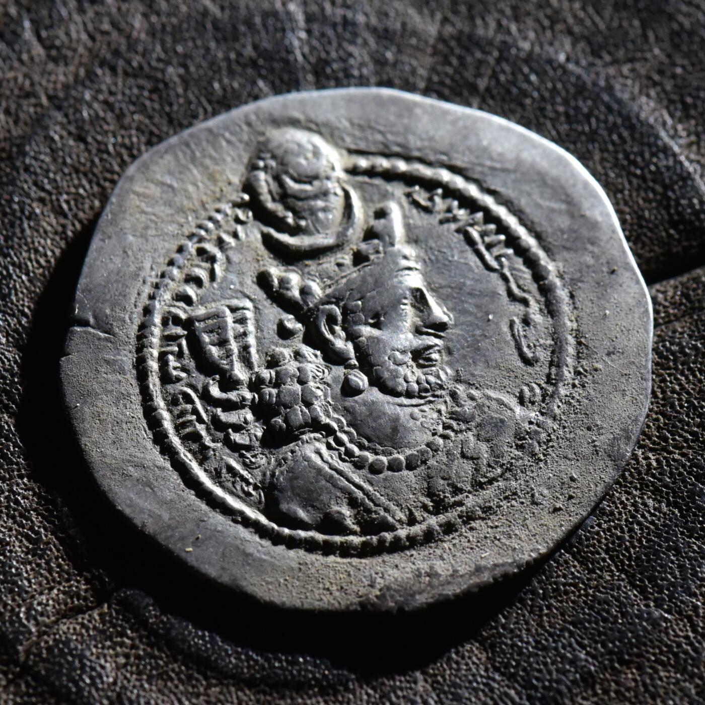 【良泉】第45期【直播场】1月15日晚19.30点开拍！ 208组，西方古代钱币、丝路古珠杂项专场 【清晰铭文极美品！！】公元420-438年【萨珊王朝】瓦赫兰五世，一德拉克马，4.23克