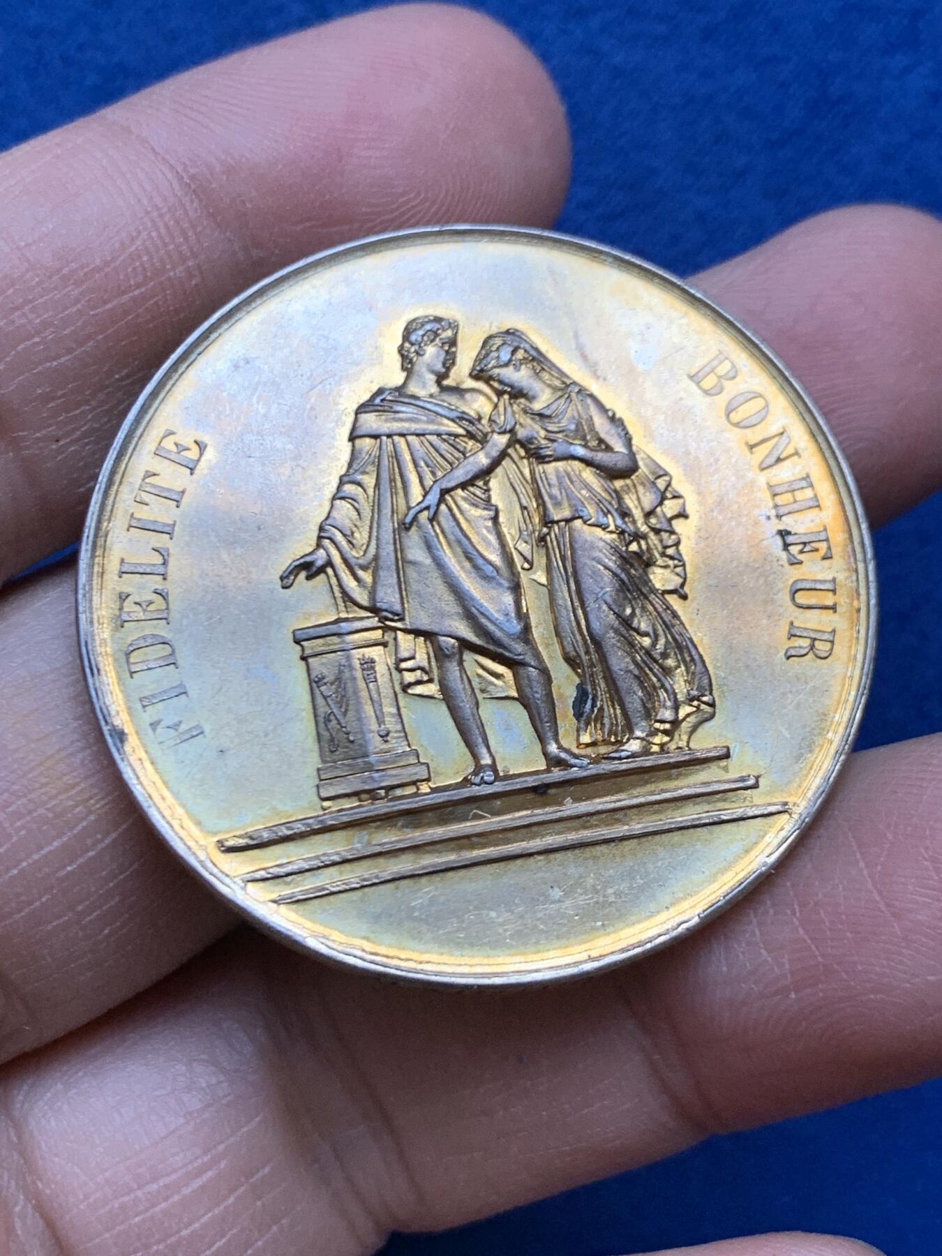 《竞宝斋》第452场 周日，周一 2场连拍 （全场包邮，欢迎送拍） 法国1902年结婚纪念镀金银章 大版 39MM 25.45g 丰饶角银标 刻花漂亮