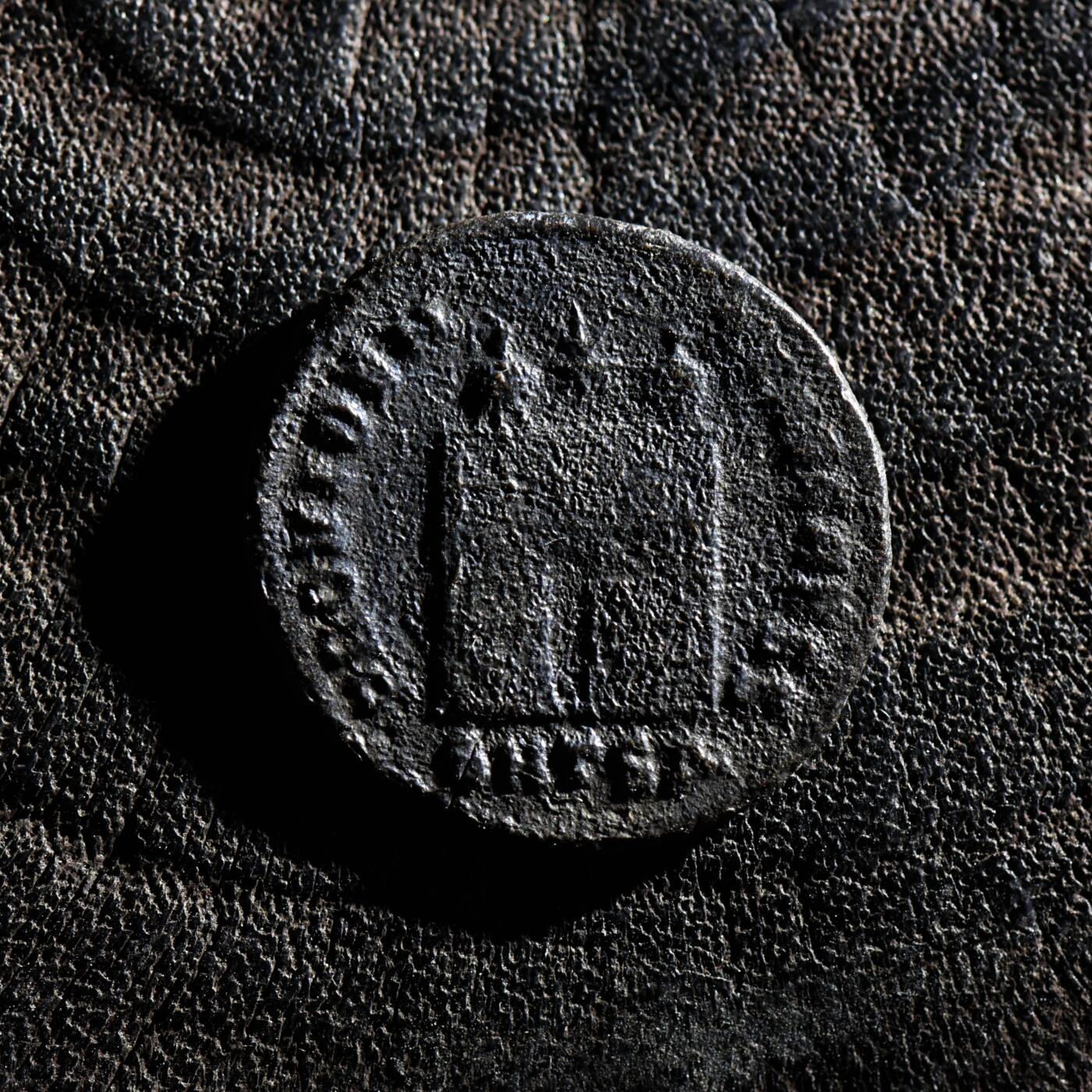 【良泉】第45期【直播场】1月15日晚19.30点开拍！ 208组，西方古代钱币、丝路古珠杂项专场 公元326-328年【古罗马】君士坦丁二世，凯撒早期“军塔营门”铜币，帖撒罗尼亚造币厂打制，2.38克