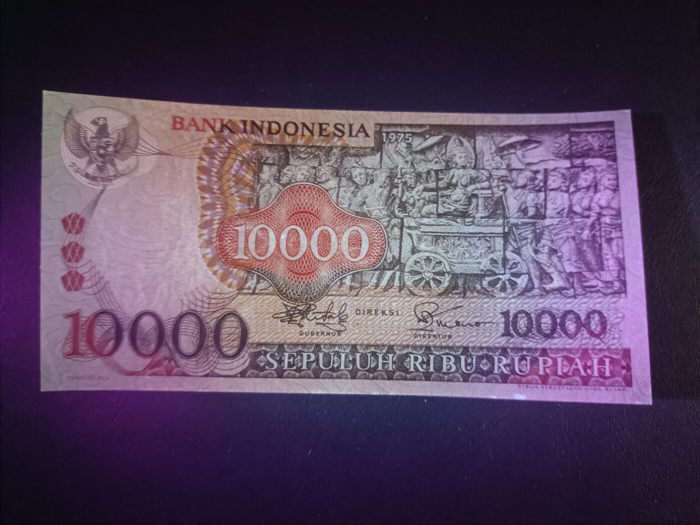 2026首期，总第211期 印度尼西亚1975版10000卢比AUNC千位号，佛塔浮雕和传统工艺面具，此版本最大面值