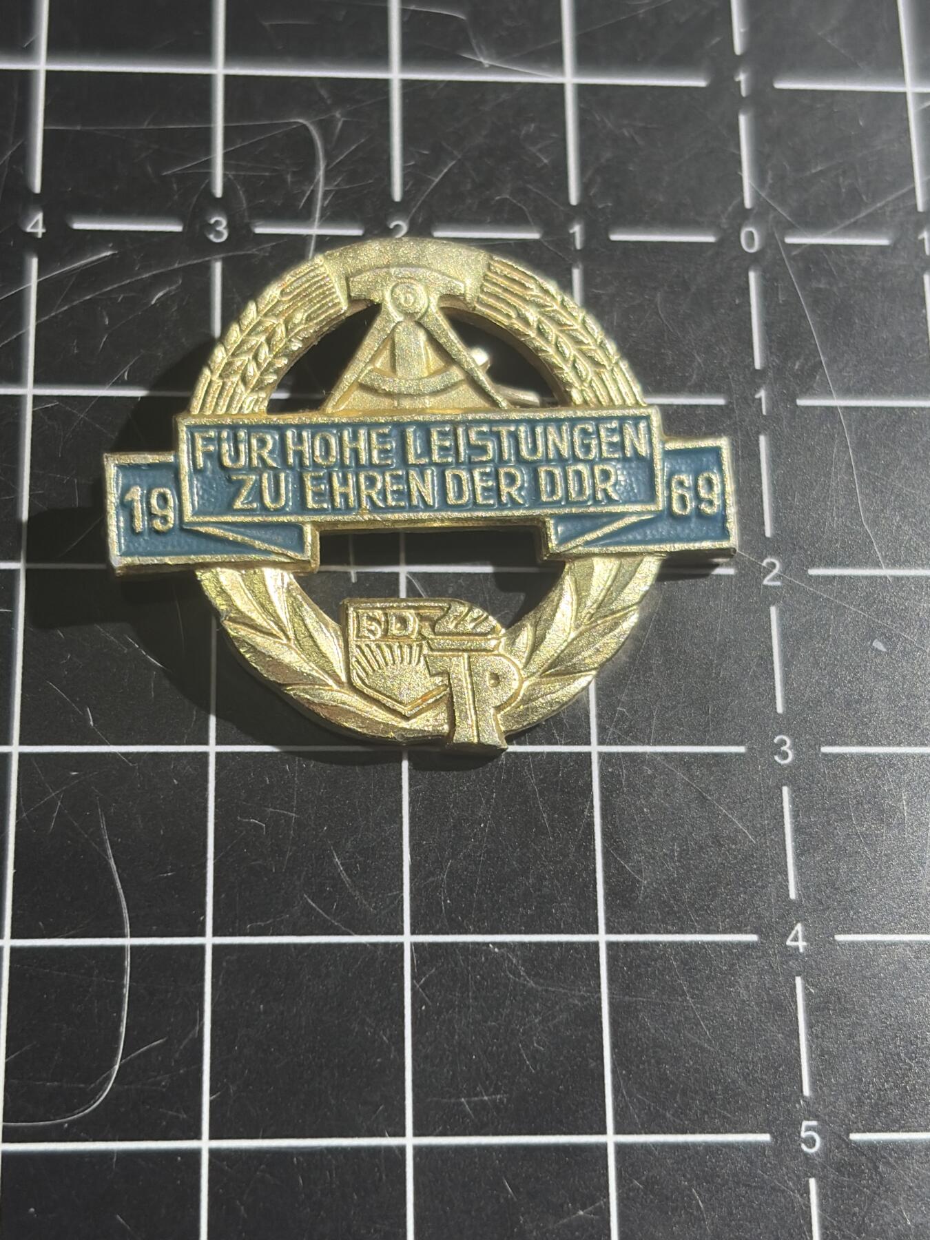 古冰库章牌勋赏收藏0起拍卖 东德青年联合会卓越功绩奖章