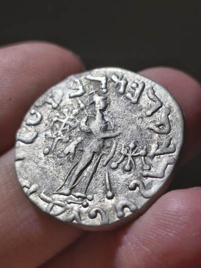 美品精品！印度赛克阿泽斯二世雅典娜4德拉克马银币9.22g，铭文清晰，图案深打，印度赛克阿泽斯二世打制的银币多半品相糟糕，而且铭文经常出现一圈基本上就剩几个点的情况，这一枚不但底板光洁丝滑，而且铭文和图案都非常清晰