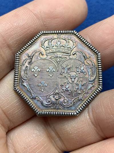 《竞宝斋》第452场 周日，周一 2场连拍 （全场包邮，欢迎送拍） - 法国皇室八角银质代币，少见品。保存状态很好，表面几乎无损伤。直径：31mm，重：14g，丰饶角银标。细节见图