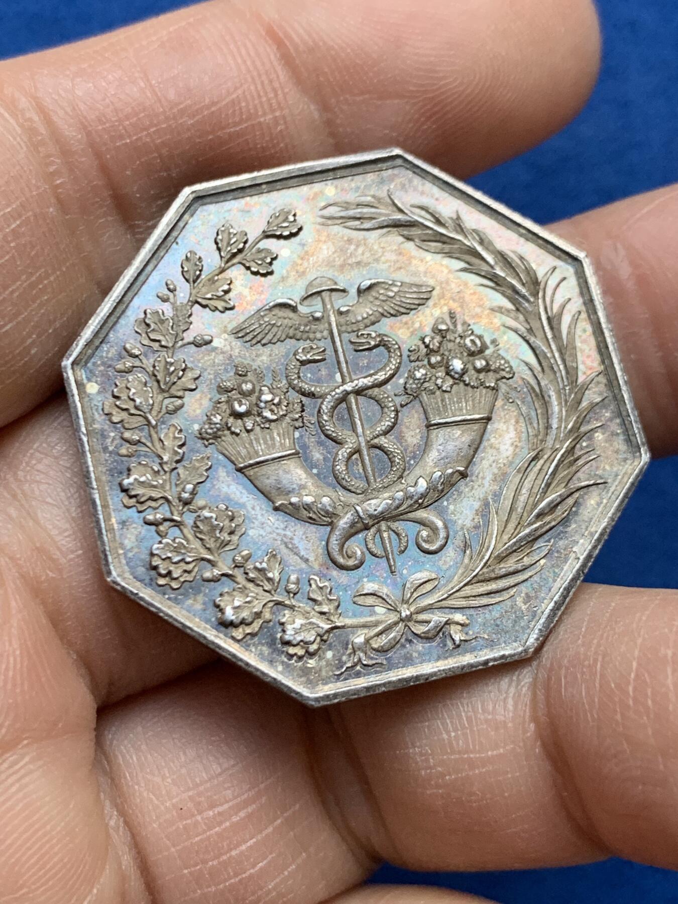 《竞宝斋》第452场 周日，周一 2场连拍 （全场包邮，欢迎送拍） 法国波尔多银行八角银质代币，19.3克，34.6mm，神灯边铭，双面油彩包浆，非常值得品鉴收藏