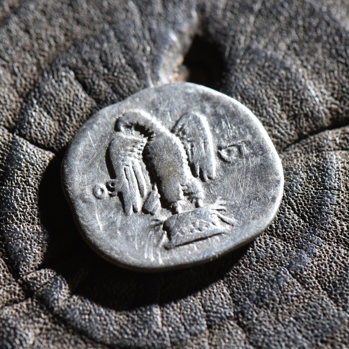 【良泉】第45期【直播场】1月15日晚19.30点开拍！ 208组，西方古代钱币、丝路古珠杂项专场 公元76年【古罗马】 弗拉维王朝第一位皇帝——韦帕芗（正面铭文从右下角逆时针反写）背立鹰，第纳尔银币，2.9克