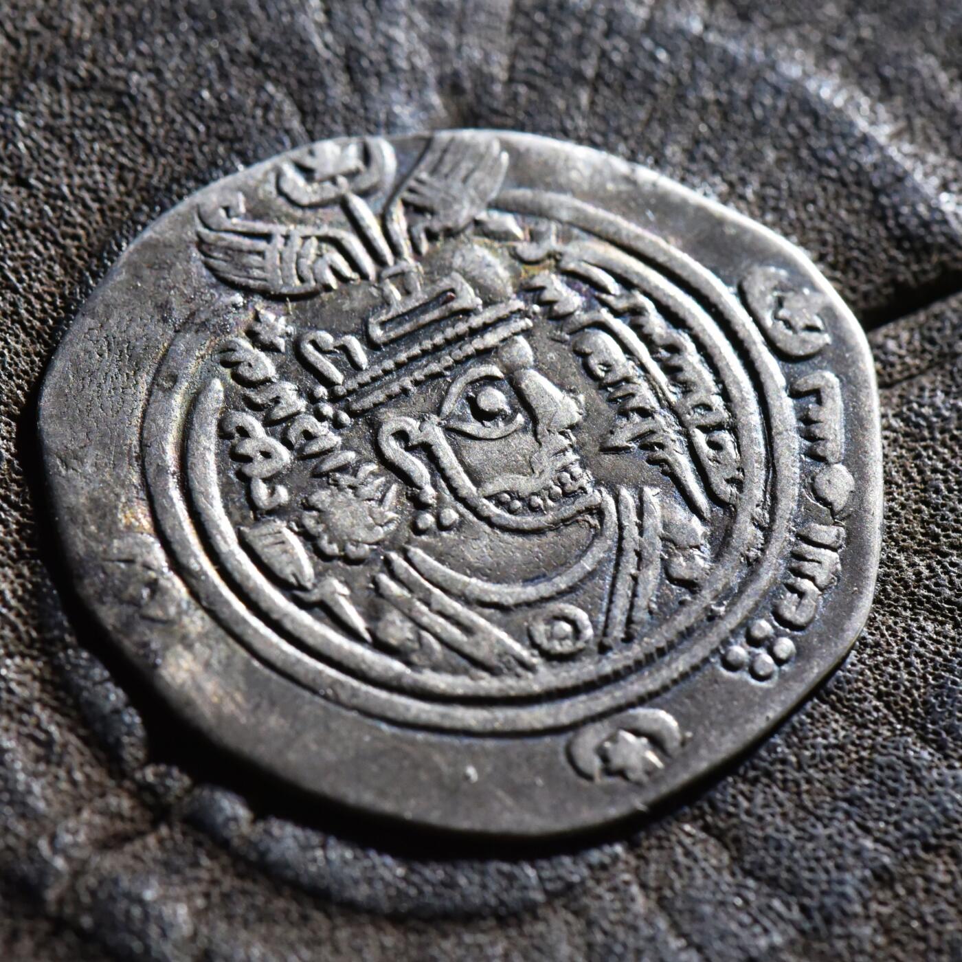 【良泉】第45期【直播场】1月15日晚19.30点开拍！ 208组，西方古代钱币、丝路古珠杂项专场 公元673-683年【阿拉伯-萨珊】伍麦叶王朝 巴士拉总督——乌贝德·阿拉·本·齐亚德，巴士拉造币厂打制，3.4克