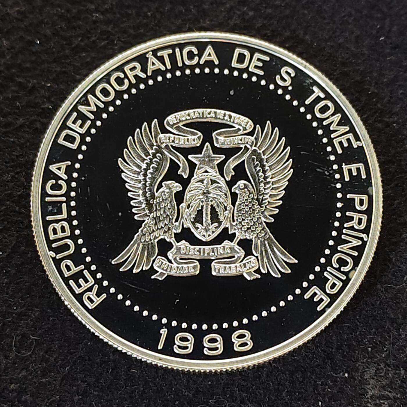 【全场包邮】纯粹捡漏拍491场（免费代拍第28场） 【少见】圣多美和普林西比1998年2000多布拉千禧年精制（28.6毫米25克）纪念银币-量5000