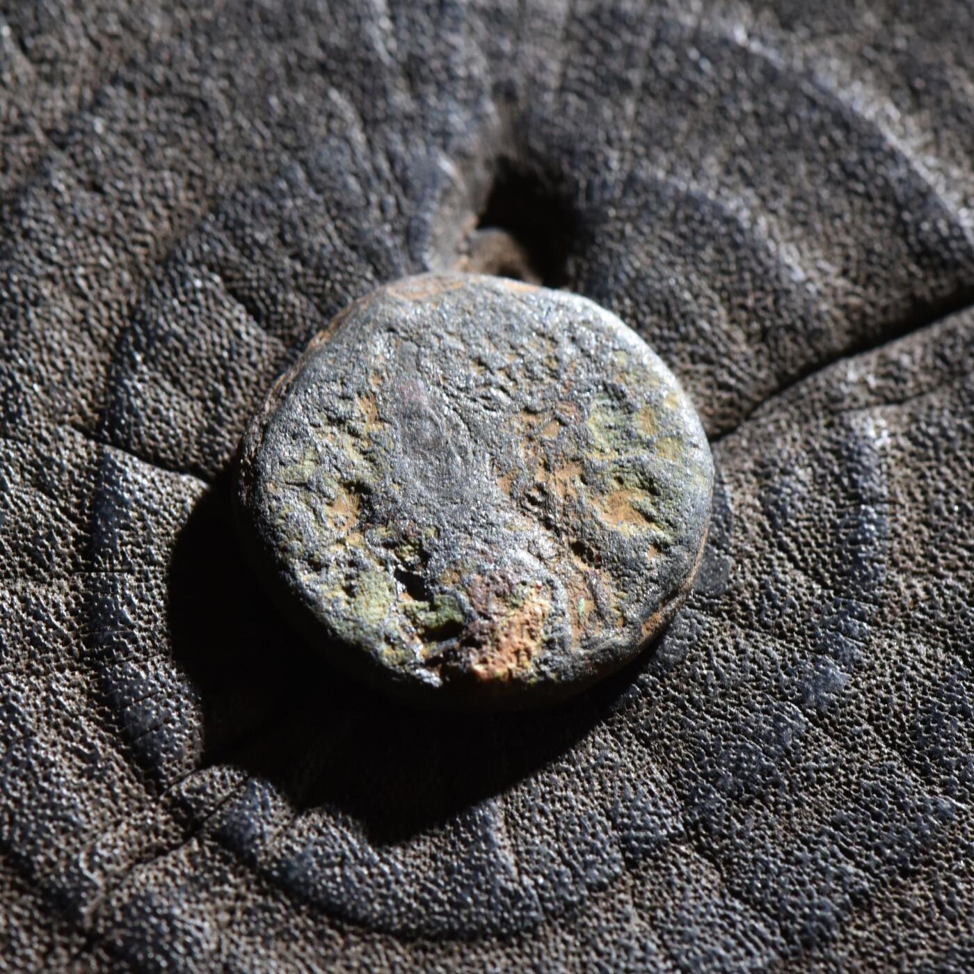 【良泉】第45期【直播场】1月15日晚19.30点开拍！ 208组，西方古代钱币、丝路古珠杂项专场 【小面值版】公元100-128年【贵霜帝国】第三任国王，威玛·卡迪菲兹（阎膏珍）一德拉克马铜币，2.88克