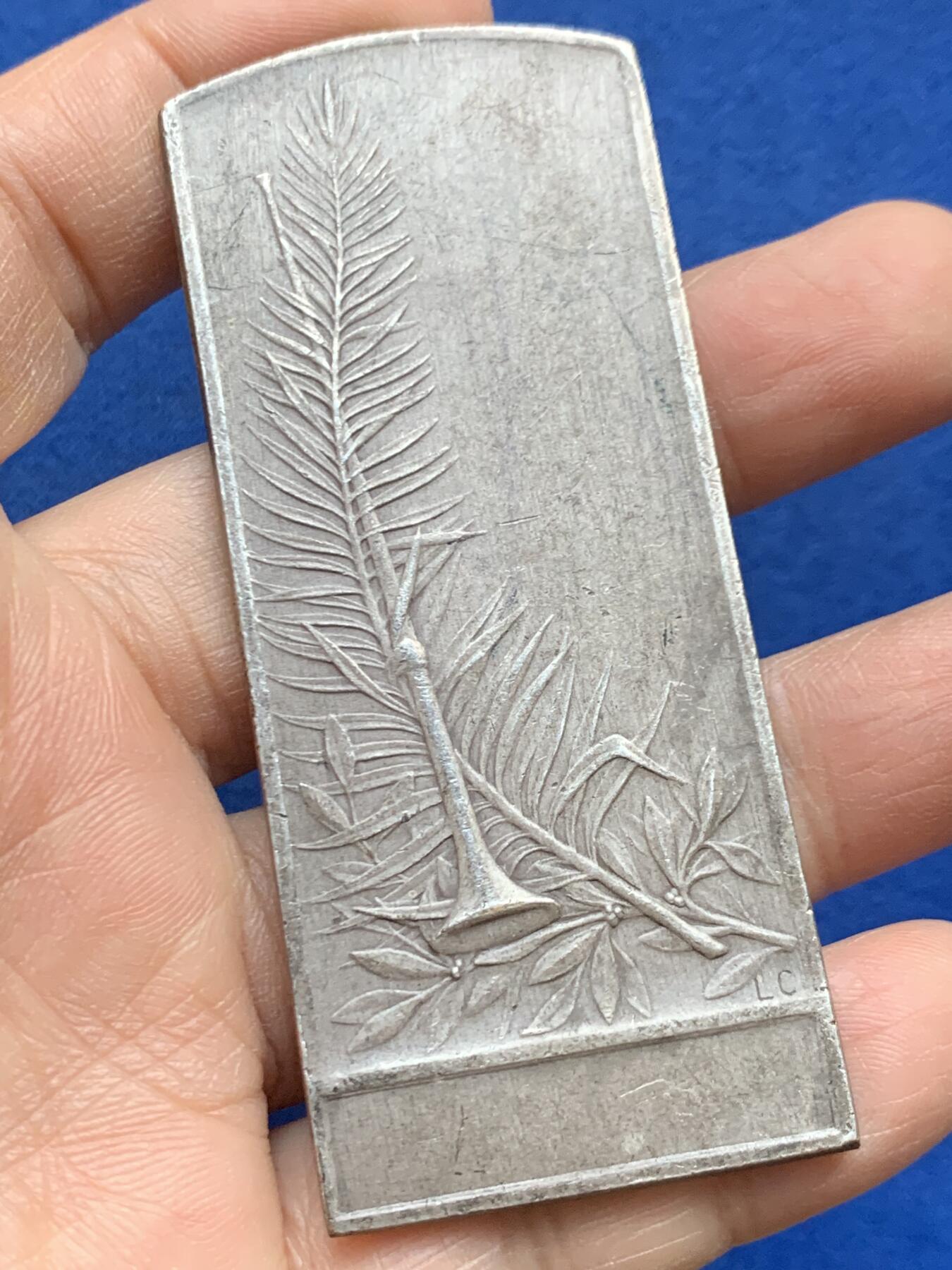 《竞宝斋》第452场 周日，周一 2场连拍 （全场包邮，欢迎送拍） 法国胜利天使镀银铜章 66.4克 34.2*80.7mm 丰饶角铜标