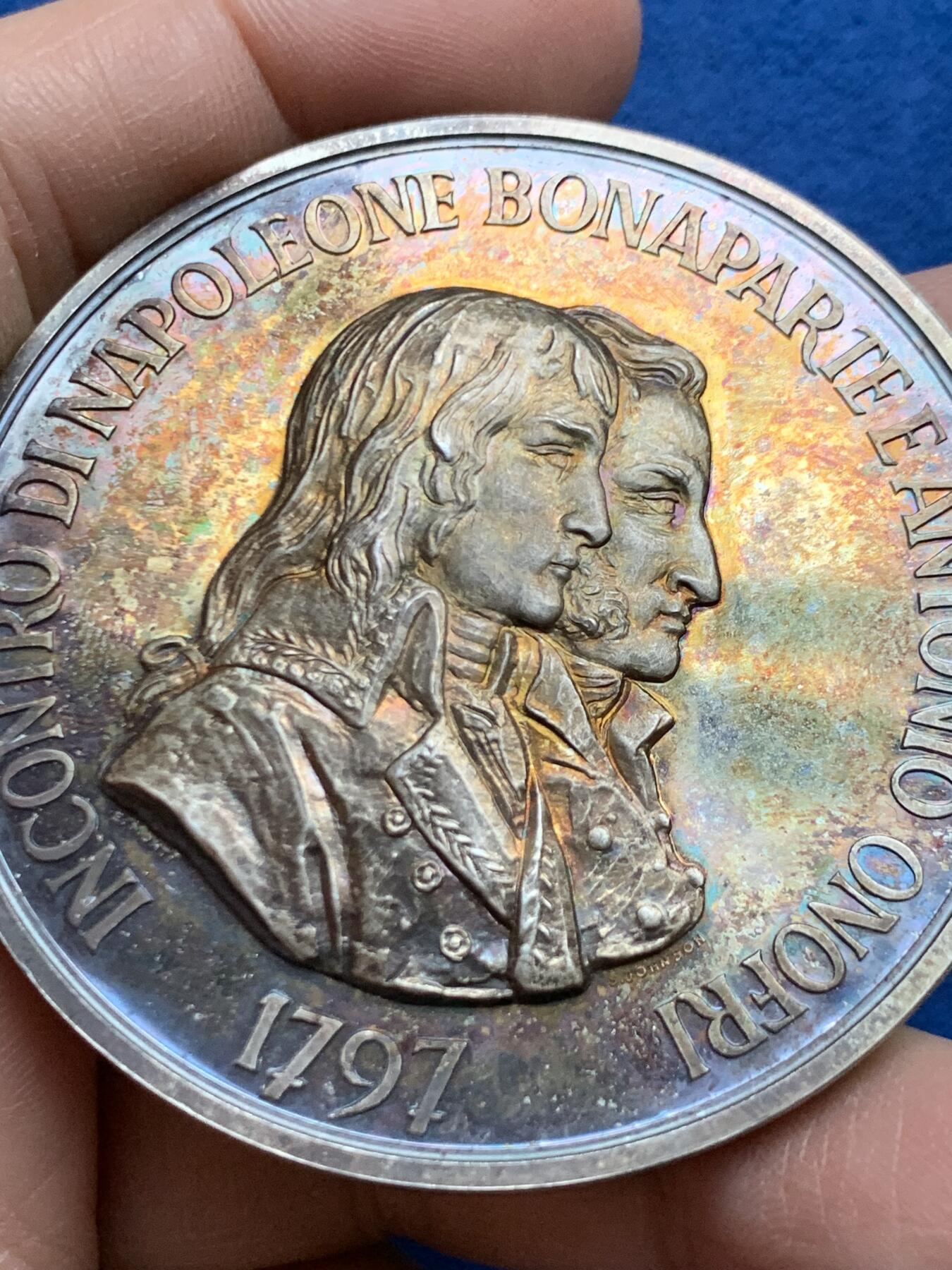 《竞宝斋》第452场 周日，周一 2场连拍 （全场包邮，欢迎送拍） 圣马力诺拿破仑一世诞辰二百周年纪念章 铜质（87.8克）+银质（98.6克） 60mm 正面为拿破仑·波拿巴与安东尼奥·奥诺里侧像 带盒 细节见图