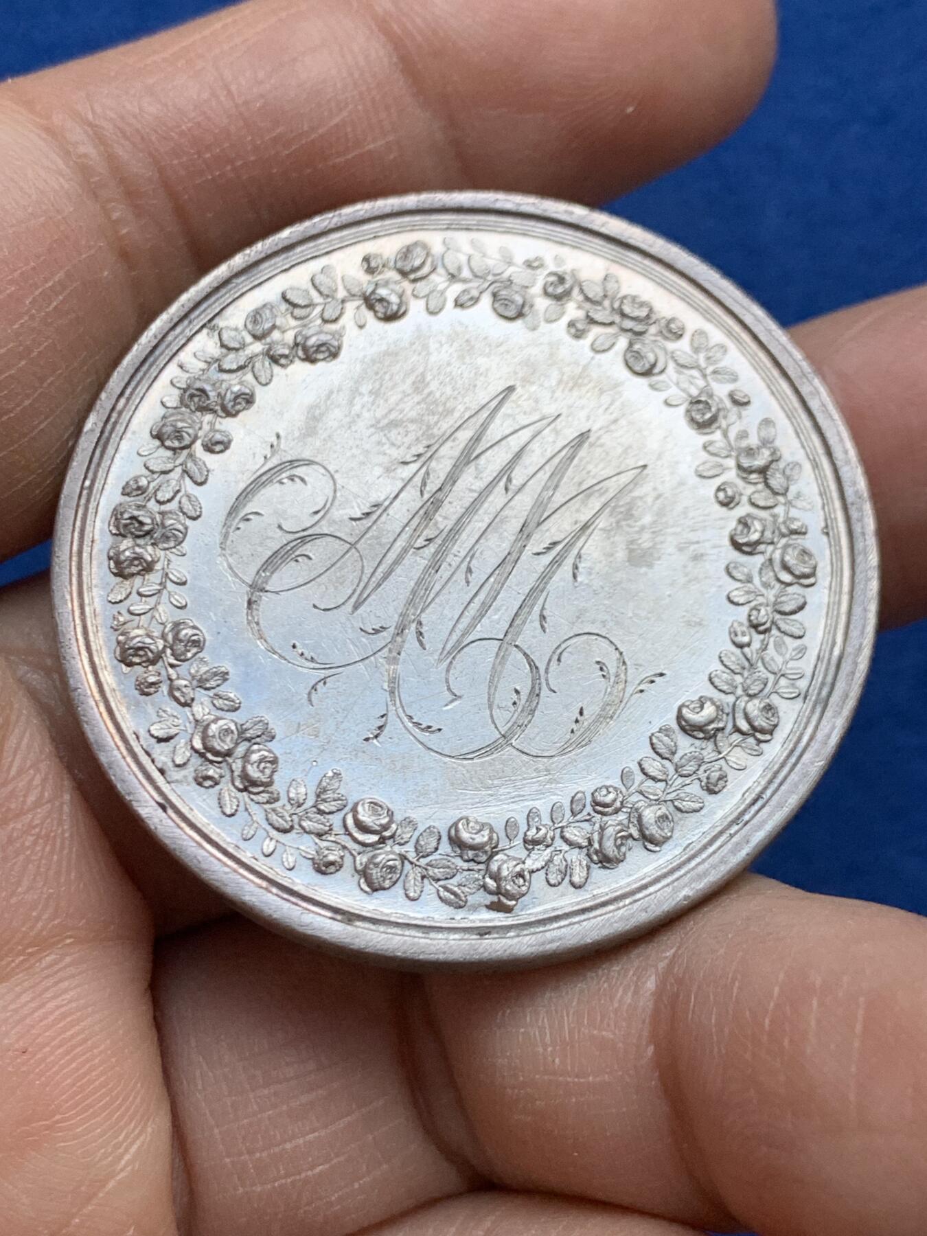 《竞宝斋》第452场 周日，周一 2场连拍 （全场包邮，欢迎送拍） 法国1811年婚礼纪念章 结婚银章 少见品种 41.5MM 33g 早期无边铭