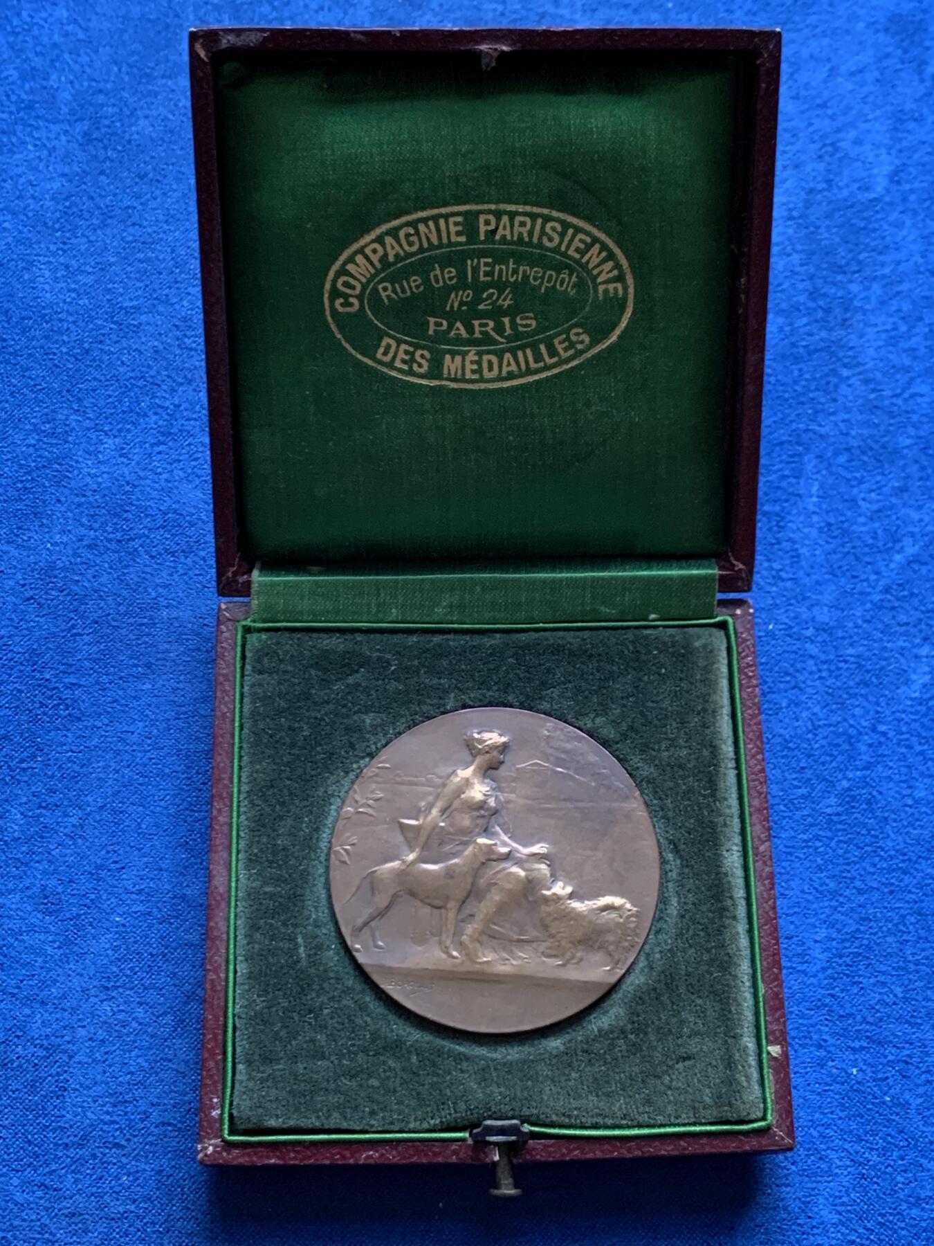 《竞宝斋》第452场 周日，周一 2场连拍 （全场包邮，欢迎送拍） 法国西南犬业协会纪念铜章 38.1克 40.8mm 丰饶角铜标 带盒