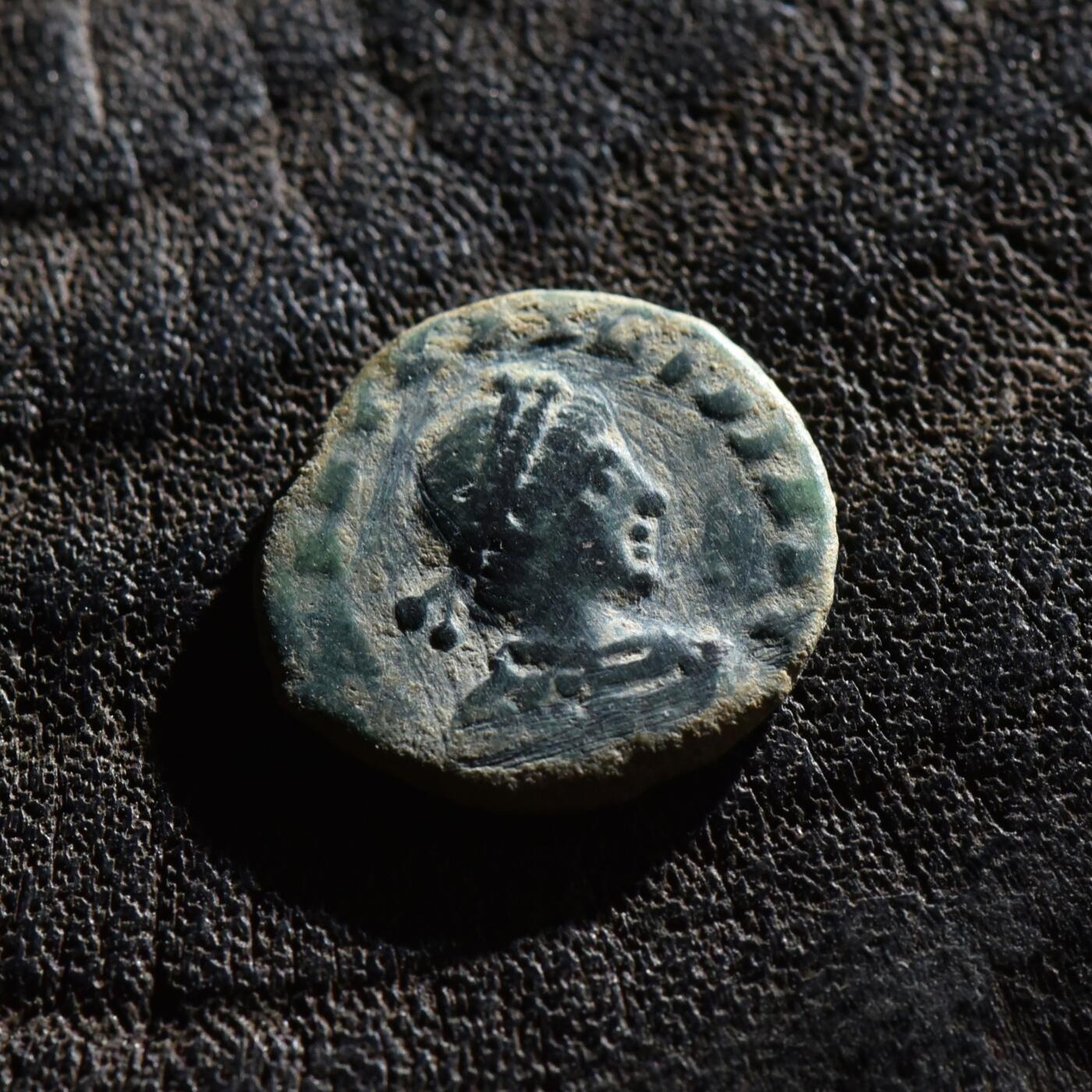 【良泉】第45期【直播场】1月15日晚19.30点开拍！ 208组，西方古代钱币、丝路古珠杂项专场 【微型】公元395-408年【古罗马】东罗马帝国，阿尔卡狄乌斯“胜利女神俘虏蛮族”铜币，1.27克