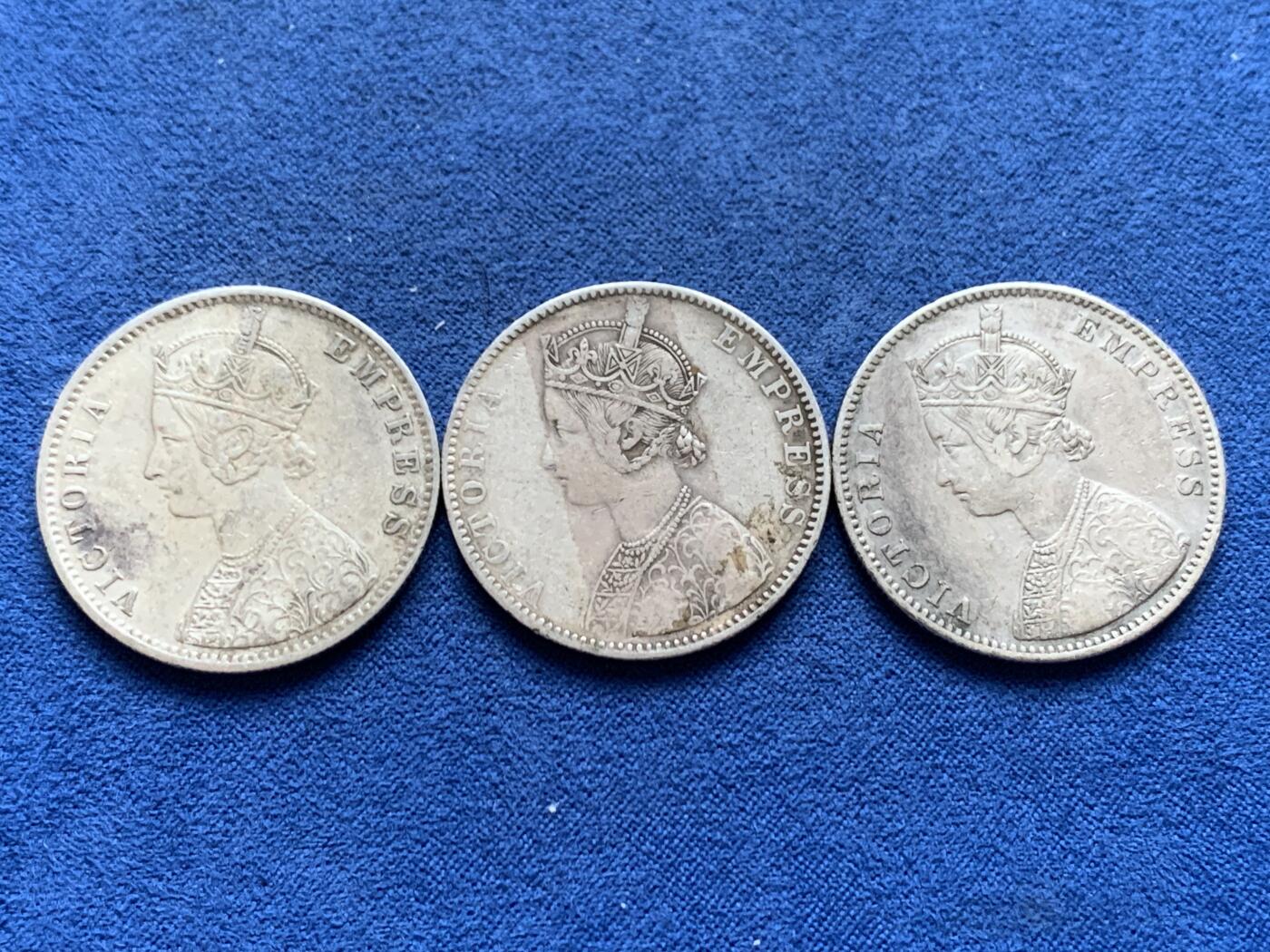 《竞宝斋》第452场 周日，周一 2场连拍 （全场包邮，欢迎送拍） 三枚一组 英属印度1882年/1893年/1900年维多利亚女王1卢比银币