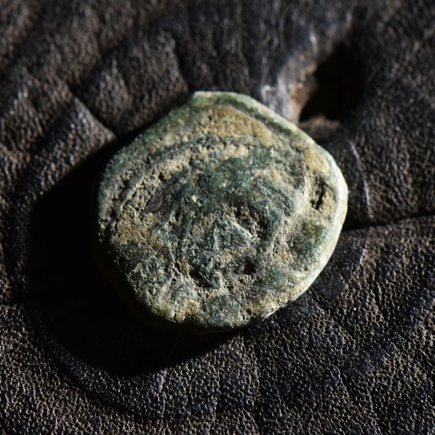 【良泉】第45期【直播场】1月15日晚19.30点开拍！ 208组，西方古代钱币、丝路古珠杂项专场 【铭文清晰】公元20-40年【纳巴泰王国】《圣经》中记载的阿雷塔斯四世发行的铜币，正面为阿雷塔斯四世和皇后莎琪拉特，背面为纳巴泰阿拉姆语“纳巴泰国王阿雷塔斯”3.54克