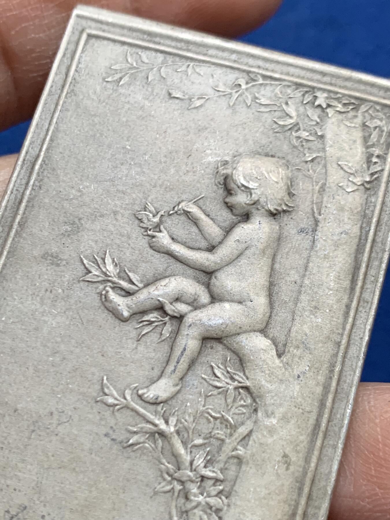 《竞宝斋》第452场 周日，周一 2场连拍 （全场包邮，欢迎送拍） 名家丹尼尔·杜普伊作《巢》方型纪念银章 59.5克 66*37.2mm 丰饶角1银 好品