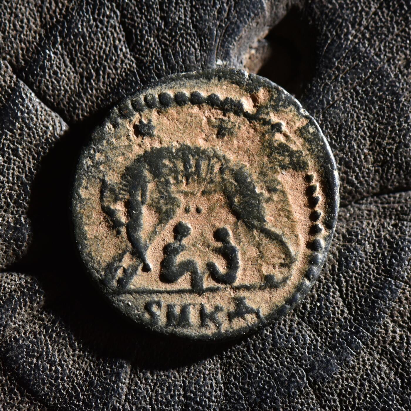 【良泉】第45期【直播场】1月15日晚19.30点开拍！ 208组，西方古代钱币、丝路古珠杂项专场 【沙漠坑】公元330-340年【古罗马】君士坦丁大帝“母狼育婴”铜币，君士坦丁堡迁都纪念，基齐库斯造币厂打制，1.97克