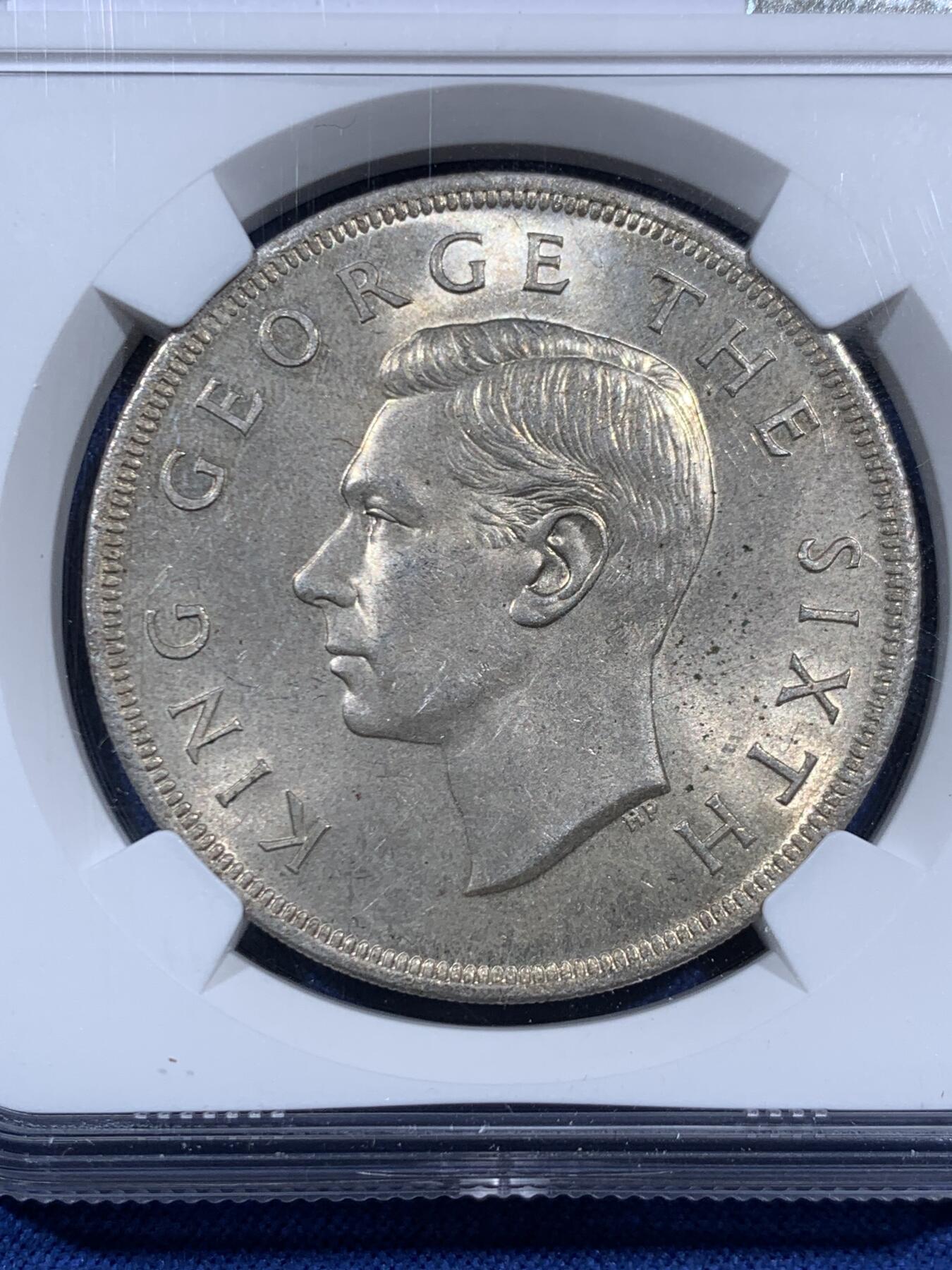 《竞宝斋》第452场 周日，周一 2场连拍 （全场包邮，欢迎送拍） NGC MS63 新西兰1949年乔治六世克朗大银币，淡黄油包浆，光度很好。