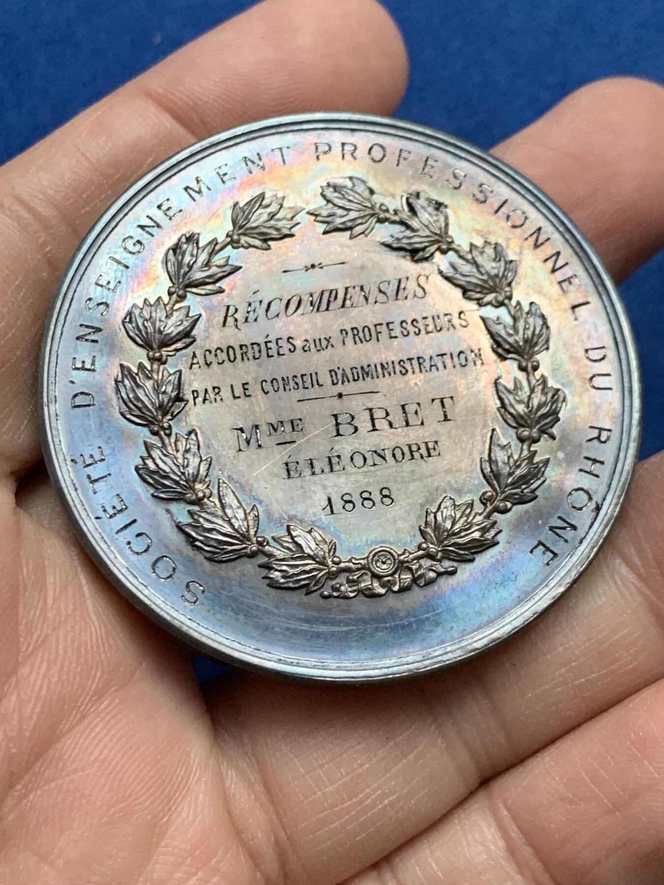 《竞宝斋》第452场 周日，周一 2场连拍 （全场包邮，欢迎送拍） 法国罗讷省职业教育协会纪念大银章 65.45克 50.5mm 丰饶角银 带原盒