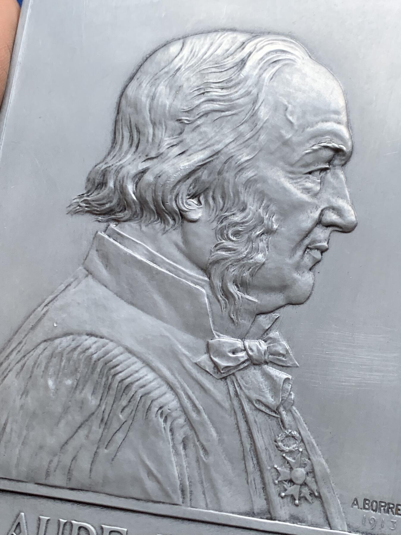 《竞宝斋》第452场 周日，周一 2场连拍 （全场包邮，欢迎送拍） 1913年法国生物学家克劳德纳德诞辰百年铝质纪念章 133.2克 80*110.5mm 三角边铭 带盒 好品保存不易