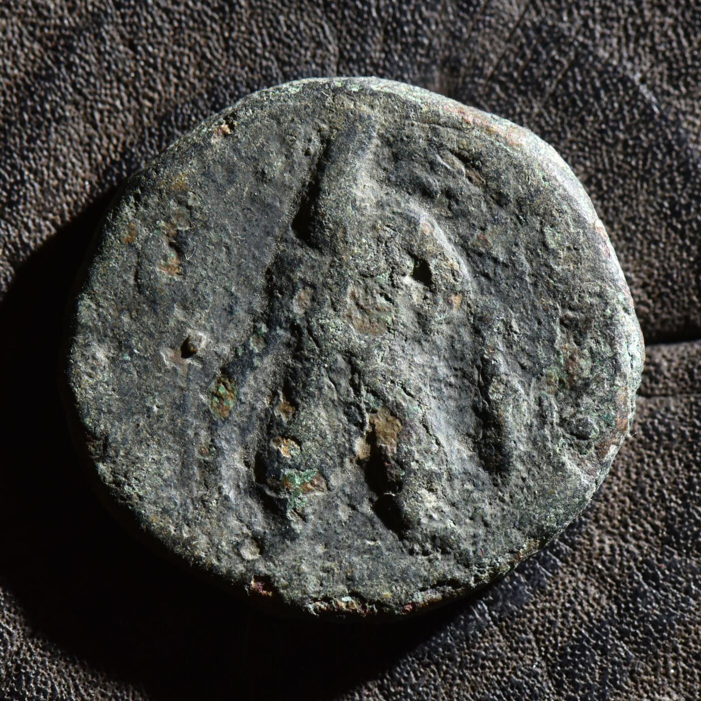 【良泉】第45期【直播场】1月15日晚19.30点开拍！ 208组，西方古代钱币、丝路古珠杂项专场 14.07克，公元100-128年【贵霜帝国】第三任国王，威玛·卡迪菲兹（阎膏珍）四德拉克马大铜币