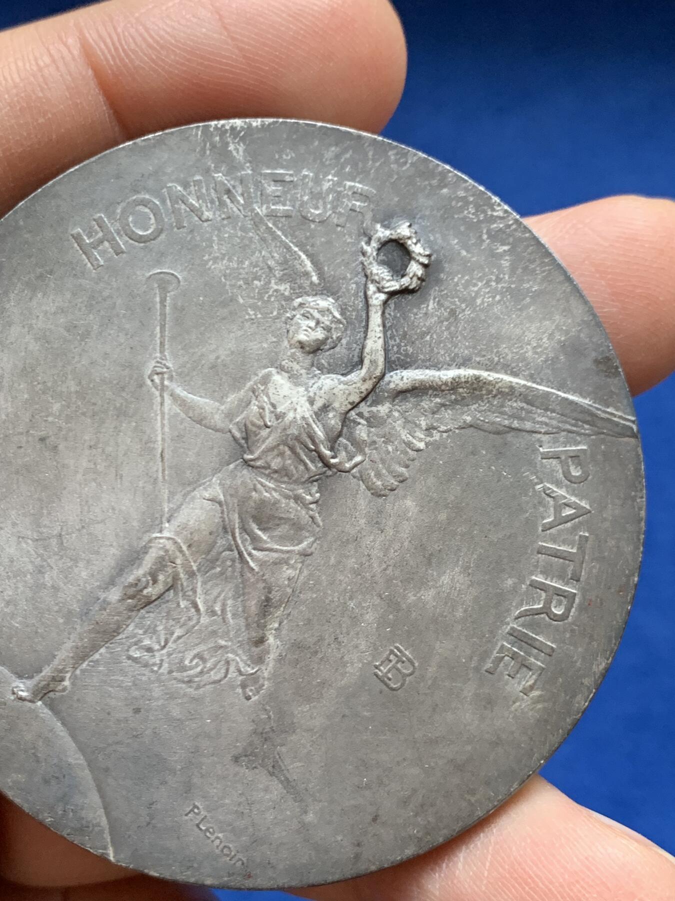 《竞宝斋》第452场 周日，周一 2场连拍 （全场包邮，欢迎送拍） 1886年法国射击节镀银铜章 79.9克 57.6mm 三角铜标