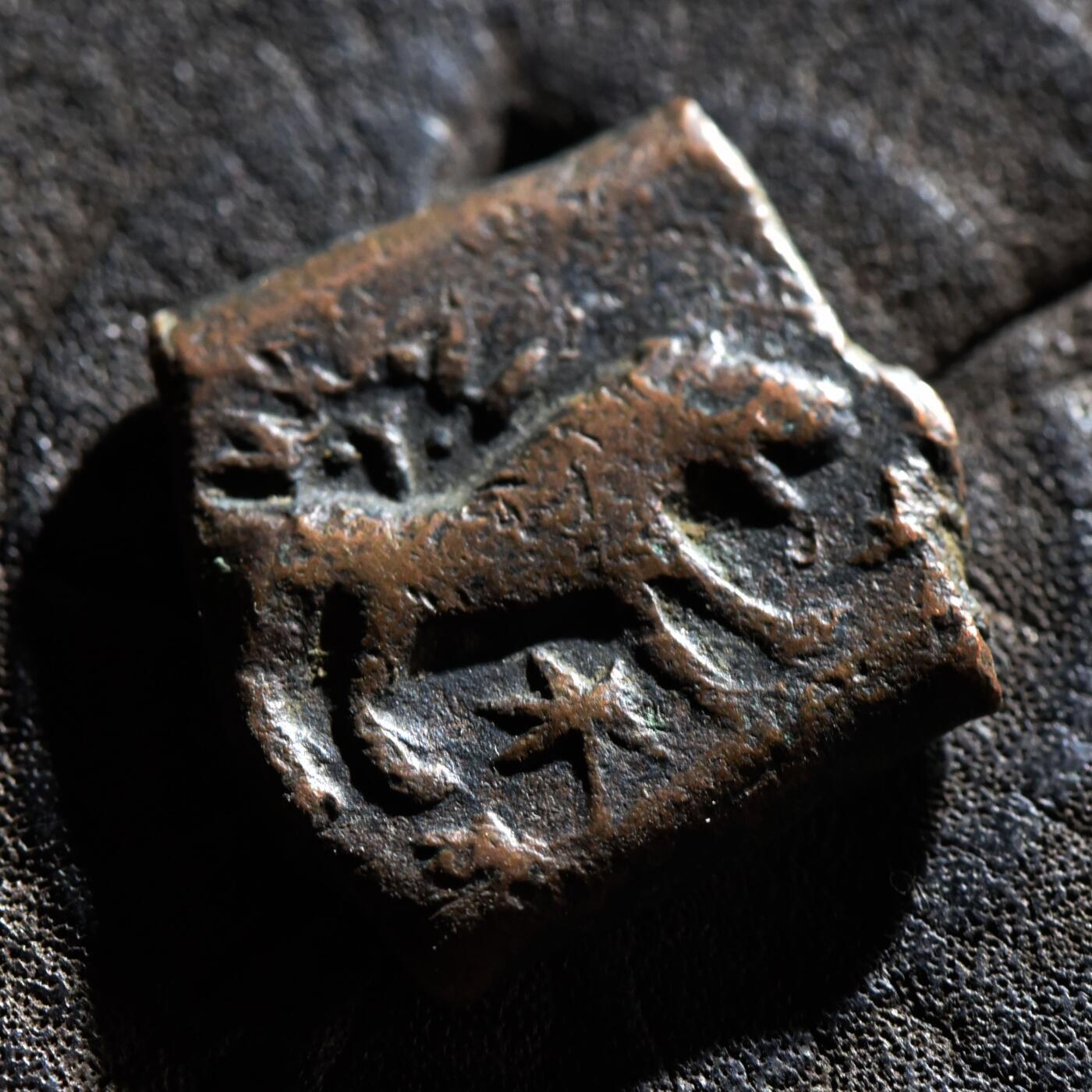 【良泉】第45期【直播场】1月15日晚19.30点开拍！ 208组，西方古代钱币、丝路古珠杂项专场 【罕见】公元1648年【阿富汗】坎大哈城市自治“狮子太阳”折叠铜片，匿名法尔斯铜币，9.09克