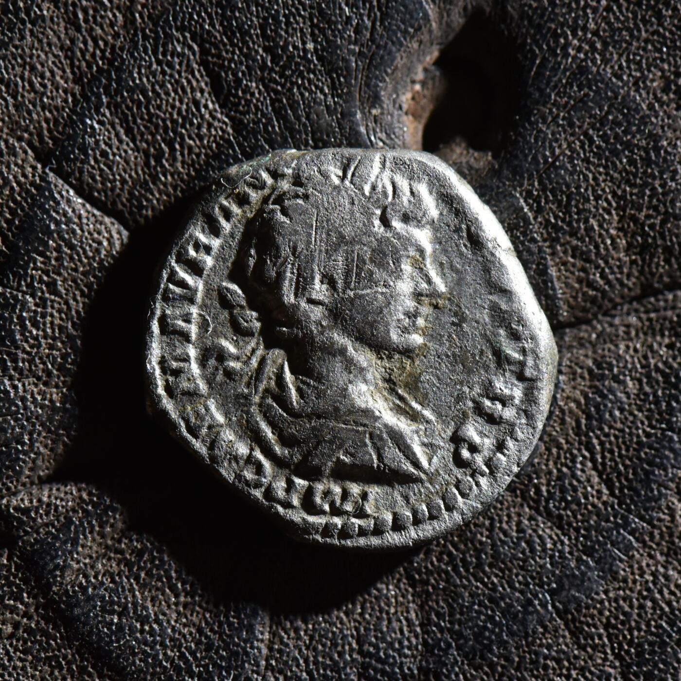 【良泉】第45期【直播场】1月15日晚19.30点开拍！ 208组，西方古代钱币、丝路古珠杂项专场 公元198-199年【古罗马】【暴君】卡拉卡拉幼年像（十岁）凯撒头衔，希望女神斯佩斯拉起裙子下摆，铭文SPES PVBLICA（国家的希望）罗马造币厂打制，第纳尔银币，2.4克