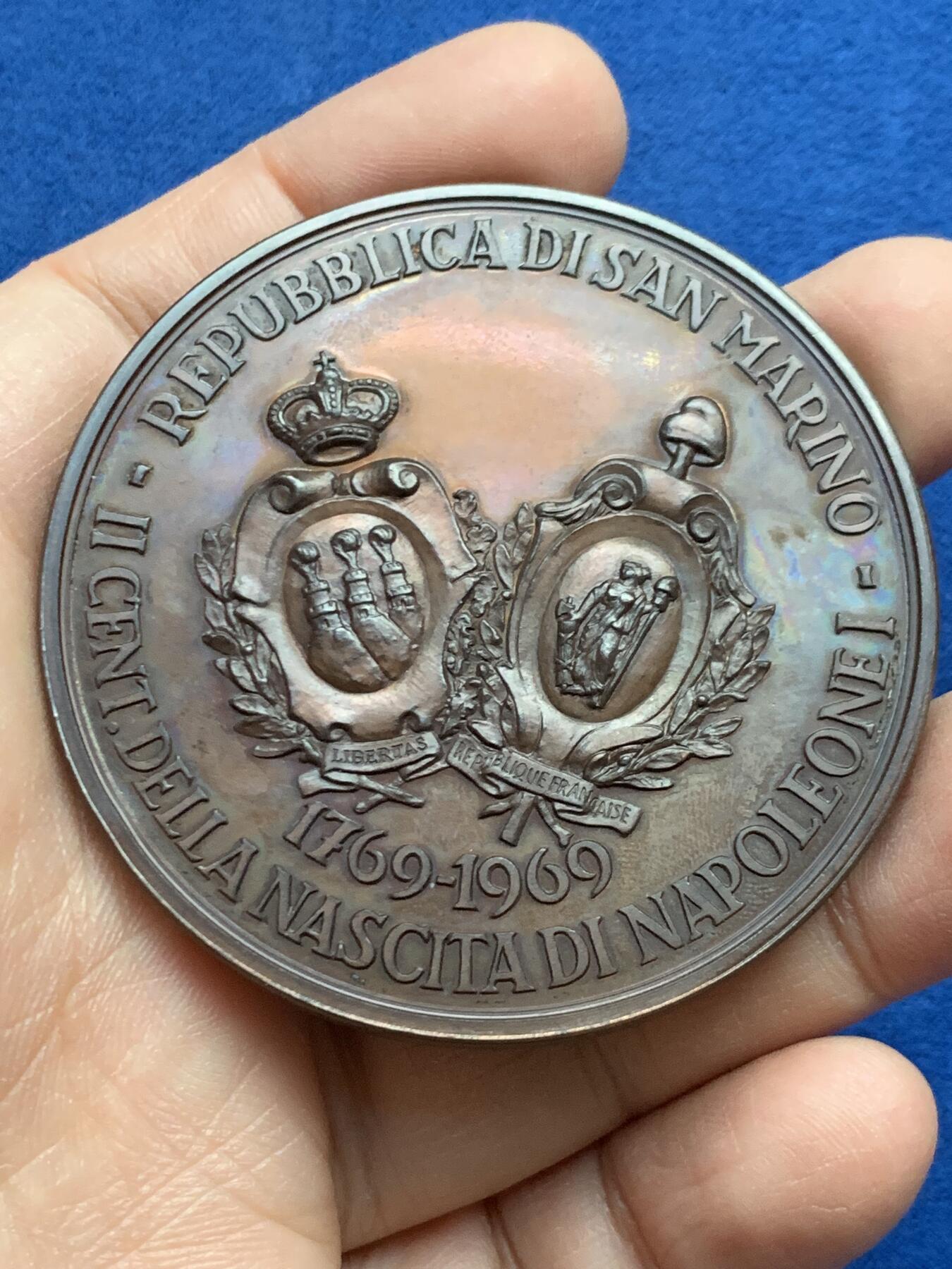 《竞宝斋》第452场 周日，周一 2场连拍 （全场包邮，欢迎送拍） 圣马力诺拿破仑一世诞辰二百周年纪念章 铜质（87.8克）+银质（98.6克） 60mm 正面为拿破仑·波拿巴与安东尼奥·奥诺里侧像 带盒 细节见图