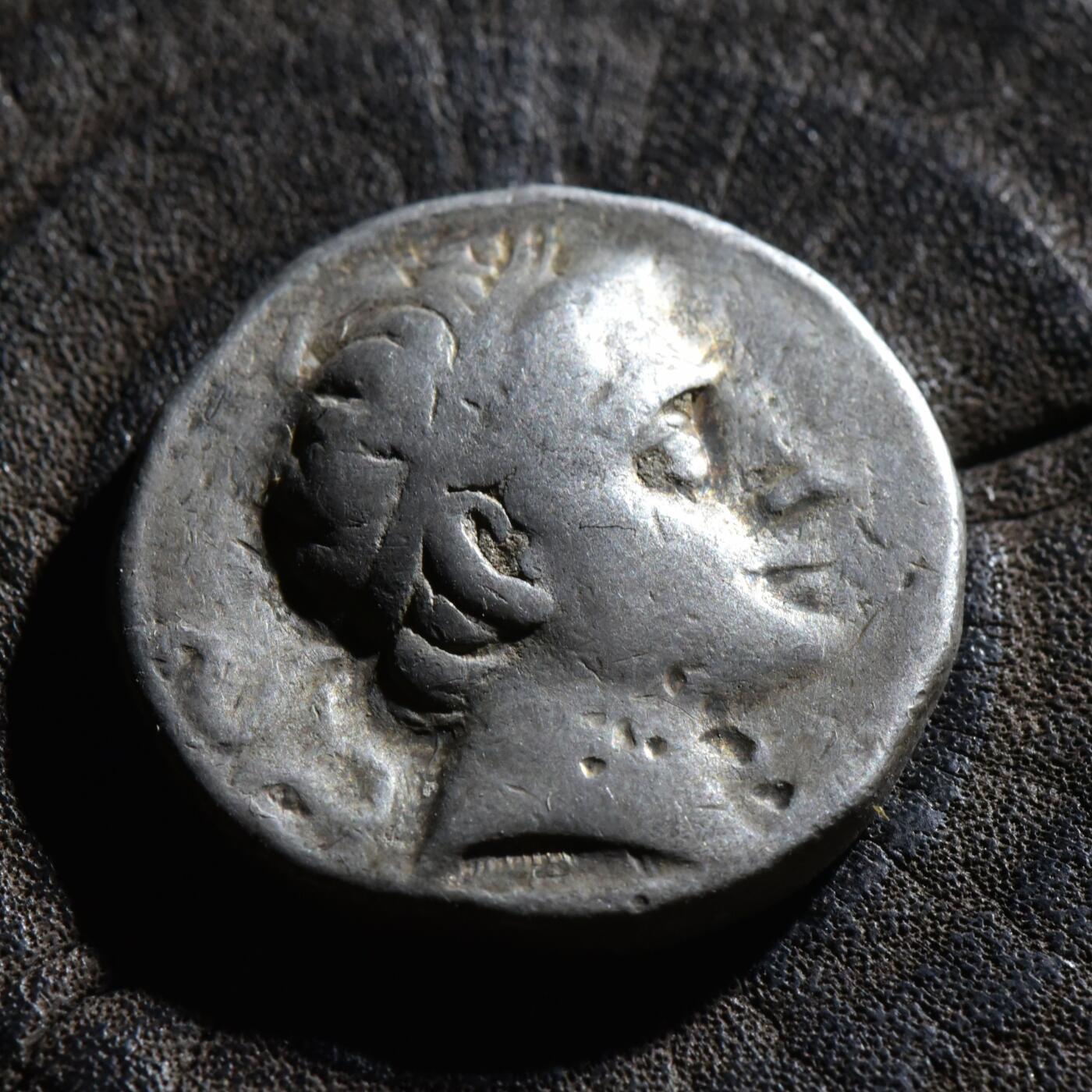 【良泉】第45期【直播场】1月15日晚19.30点开拍！ 208组，西方古代钱币、丝路古珠杂项专场 【藏家出品A】16.76克，公元前261-246年【古希腊】塞琉古帝国，安条克二世青年版头像，四德拉克马银币