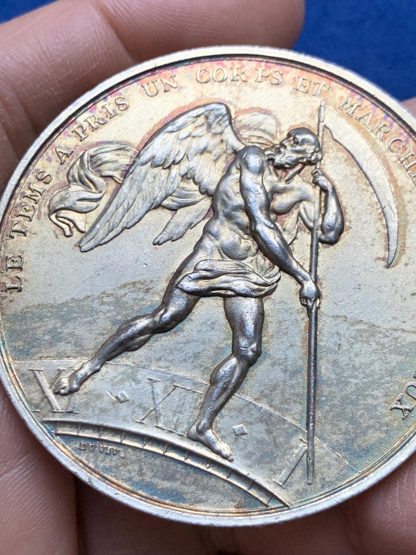 《竞宝斋》第452场 周日，周一 2场连拍 （全场包邮，欢迎送拍） 致法兰西共和国总统勒内·科蒂先生 巴黎国际计时学大会纪念大银章 73.8克 54.2mm 丰饶角1银