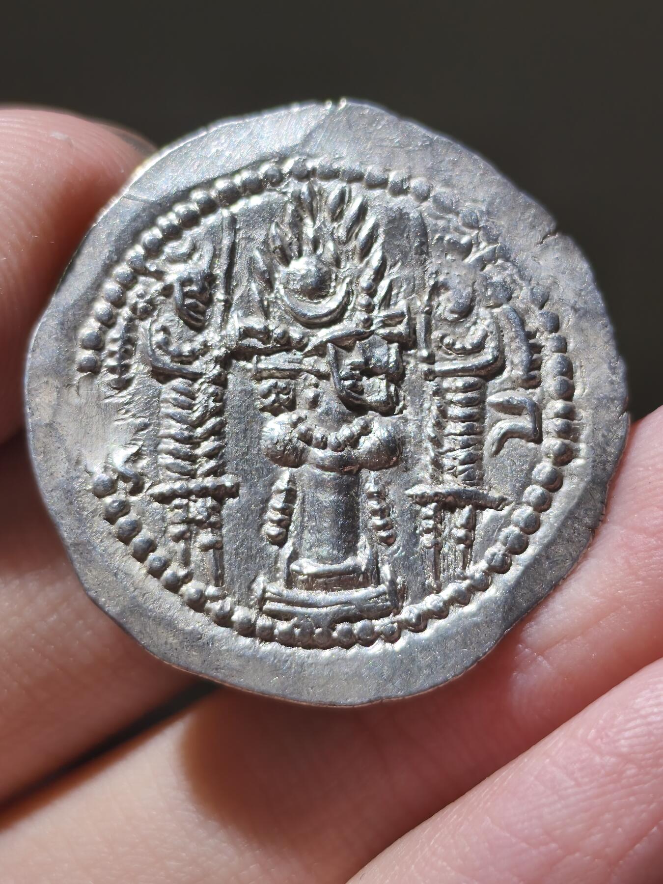 星盘世界钱币2026一月十日新年古典精品大拍 精彩纷呈 精品！萨珊帝国瓦赫兰五世一德拉克马银币，首先，光度非常漂亮，而且这一枚的雕刻风格十分有意思，表现张力十足，是用简单线条去勾勒的人物，非常有趣的工艺和艺术风格