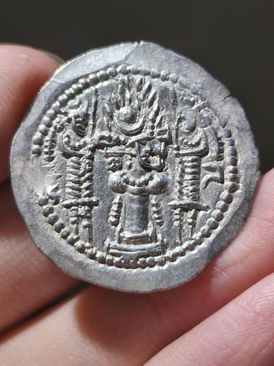 精品！萨珊帝国瓦赫兰五世一德拉克马银币，首先，光度非常漂亮，而且这一枚的雕刻风格十分有意思，表现张力十足，是用简单线条去勾勒的人物，非常有趣的工艺和艺术风格