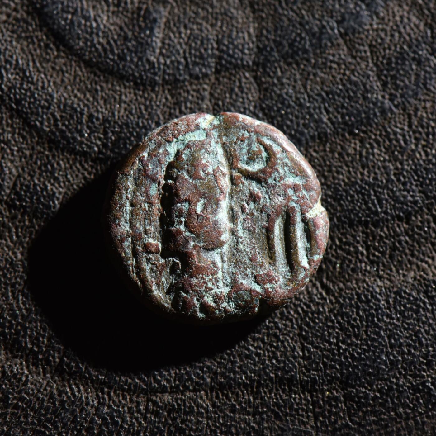 【良泉】第45期【直播场】1月15日晚19.30点开拍！ 208组，西方古代钱币、丝路古珠杂项专场 公元106-130年【埃兰】奥罗德斯二世，背面为天空之神贝罗斯（Belos）和阿拉米铭文。一德拉克马铜币，3.6克