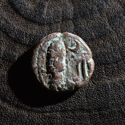 【良泉】第45期【直播场】1月15日晚19.30点开拍！ 208组，西方古代钱币、丝路古珠杂项专场 - 公元106-130年【埃兰】奥罗德斯二世，背面为天空之神贝罗斯（Belos）和阿拉米铭文。一德拉克马铜币，3.6克