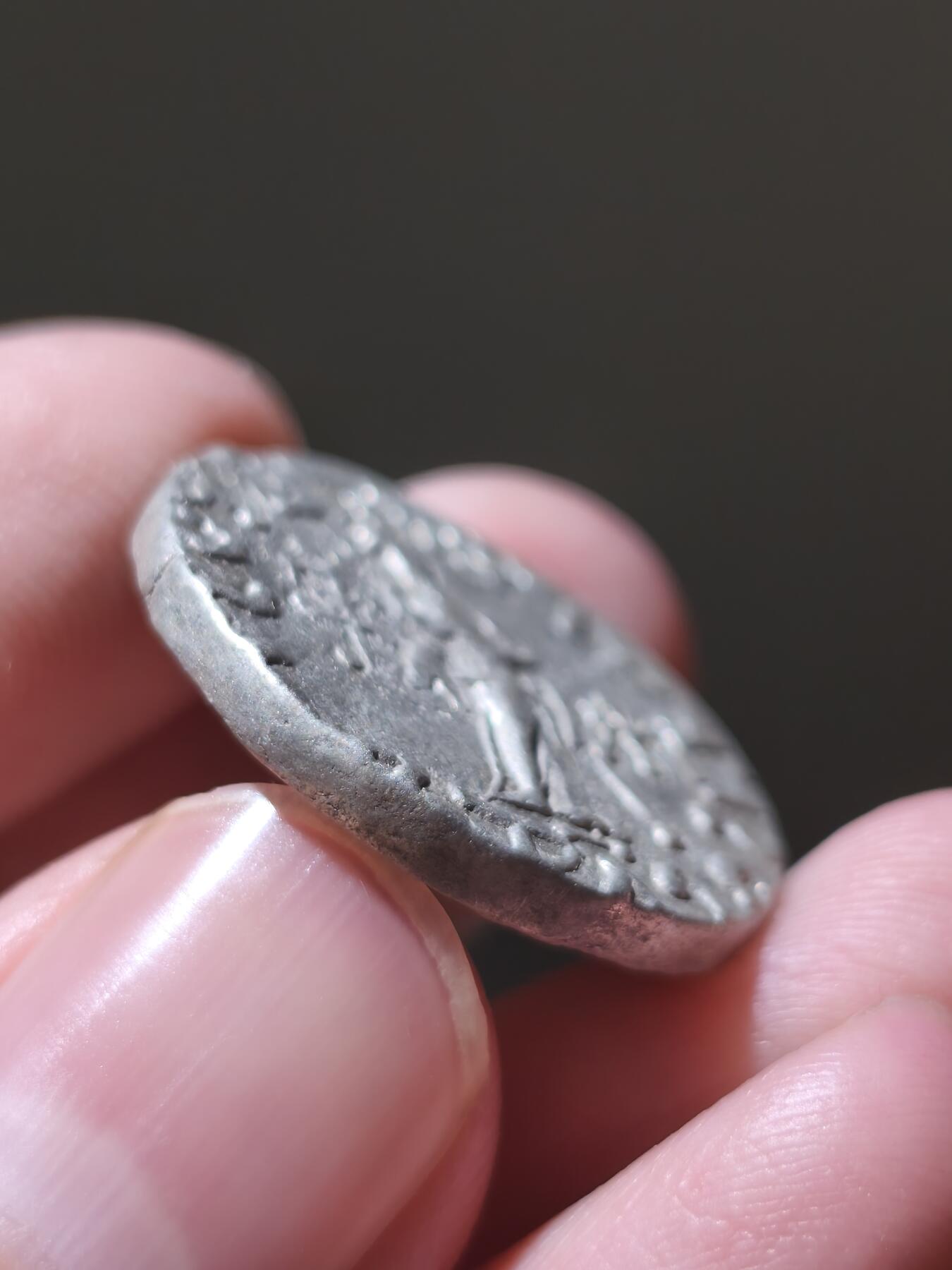 星盘世界钱币2026一月十日新年古典精品大拍 精彩纷呈 美品精品！印度赛克阿泽斯二世雅典娜4德拉克马银币9.22g，铭文清晰，图案深打，印度赛克阿泽斯二世打制的银币多半品相糟糕，而且铭文经常出现一圈基本上就剩几个点的情况，这一枚不但底板光洁丝滑，而且铭文和图案都非常清晰