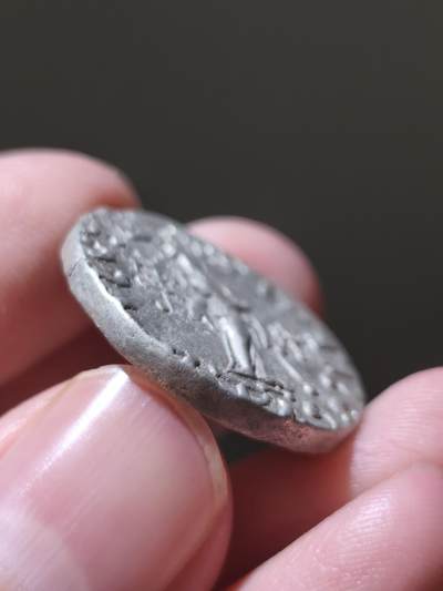 美品精品！印度赛克阿泽斯二世雅典娜4德拉克马银币9.22g，铭文清晰，图案深打，印度赛克阿泽斯二世打制的银币多半品相糟糕，而且铭文经常出现一圈基本上就剩几个点的情况，这一枚不但底板光洁丝滑，而且铭文和图案都非常清晰