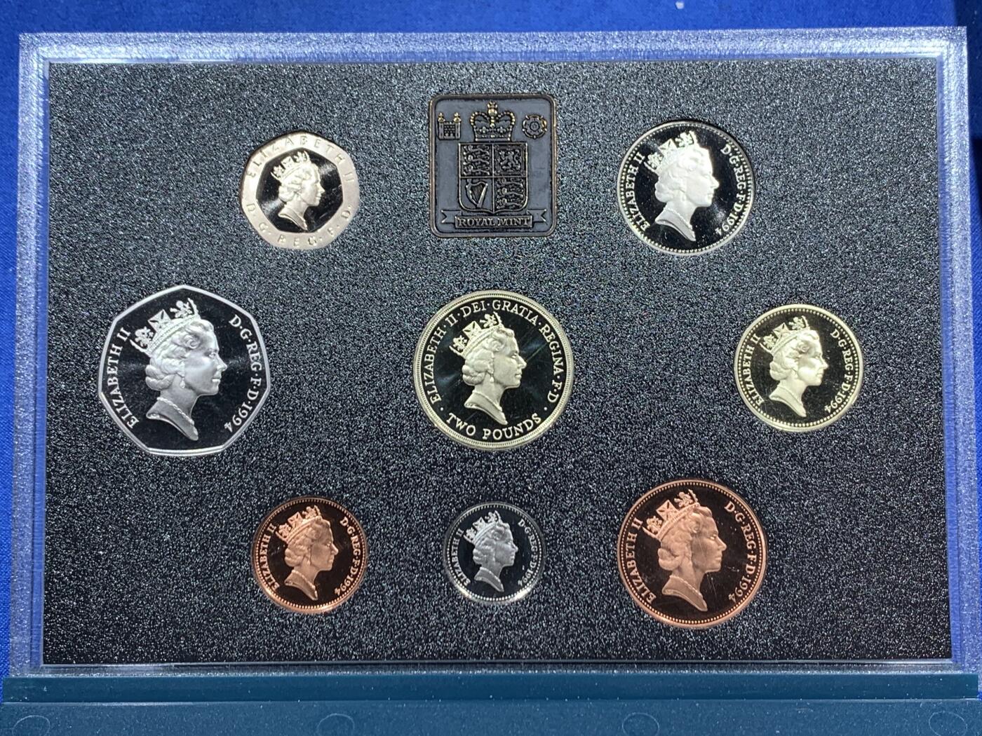 《竞宝斋》第452场 周日，周一 2场连拍 （全场包邮，欢迎送拍） 英国1994年精制套币，带2英镑精制纪念币，册装，品相好。