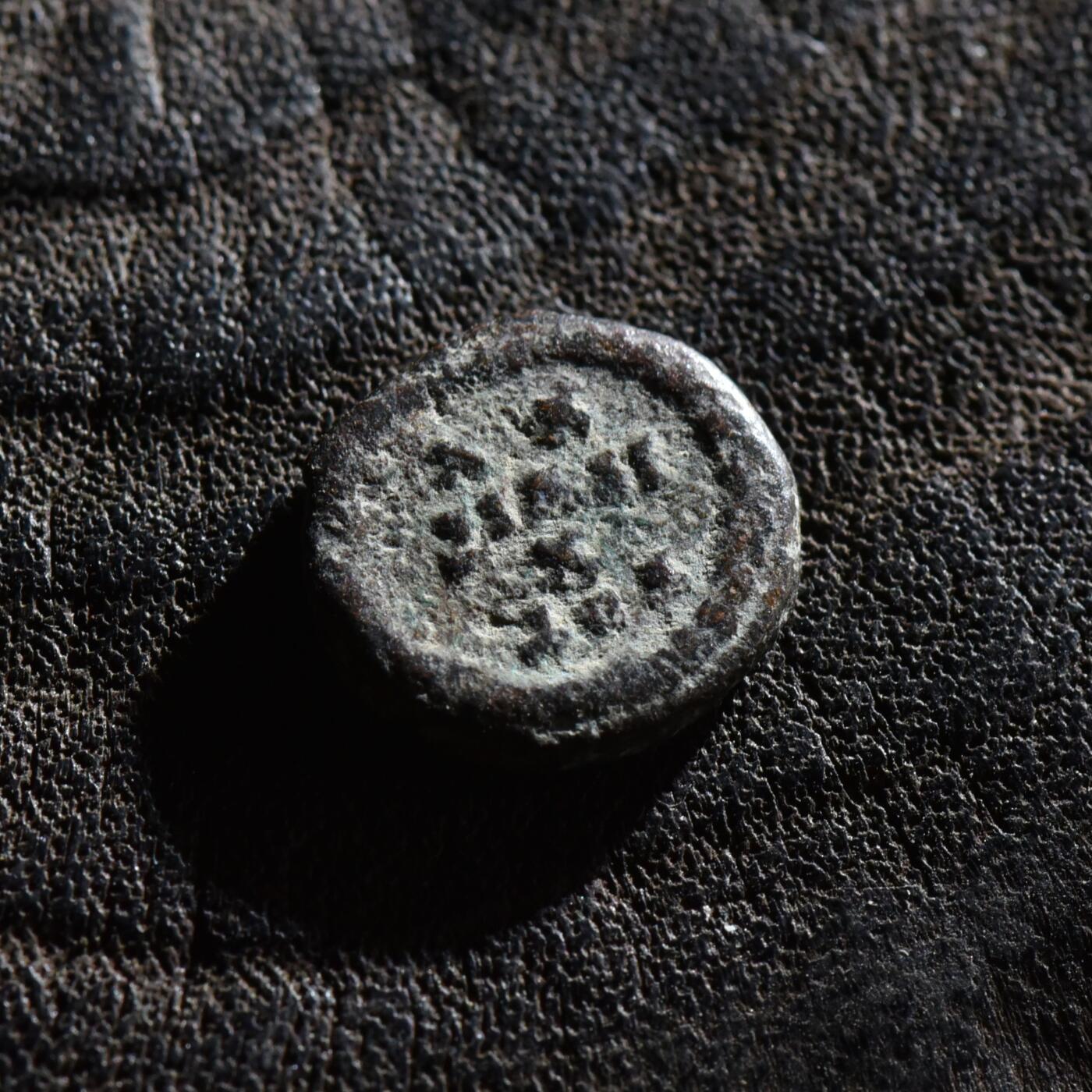 【良泉】第45期【直播场】1月15日晚19.30点开拍！ 208组，西方古代钱币、丝路古珠杂项专场 【微型】【发丝清晰】公元383-388年【古罗马】瓦伦丁尼安二世“誓愿十年再愿二十年”铜币，1.5克