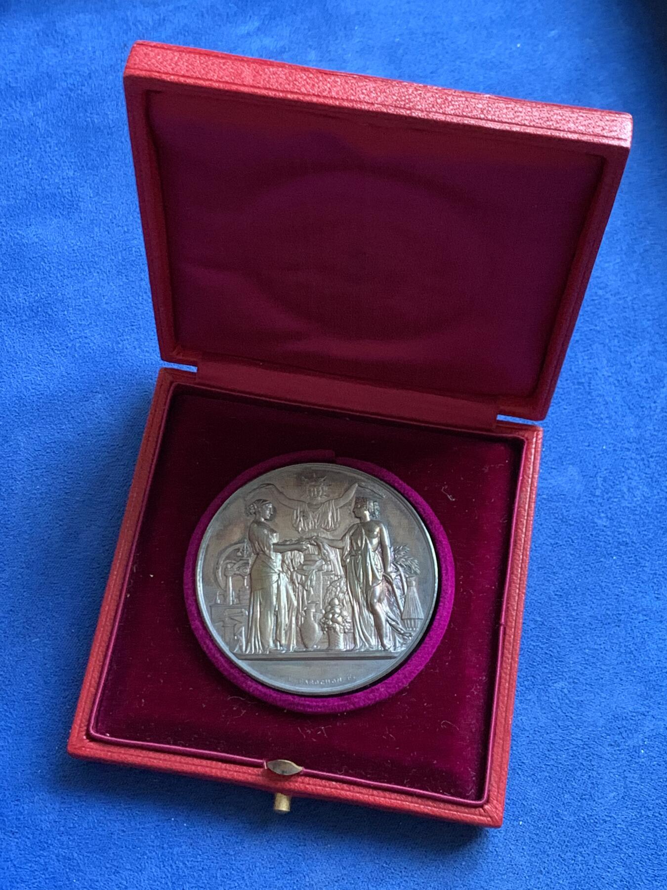 《竞宝斋》第452场 周日，周一 2场连拍 （全场包邮，欢迎送拍） 法国罗讷省职业教育协会纪念大银章 65.45克 50.5mm 丰饶角银 带原盒