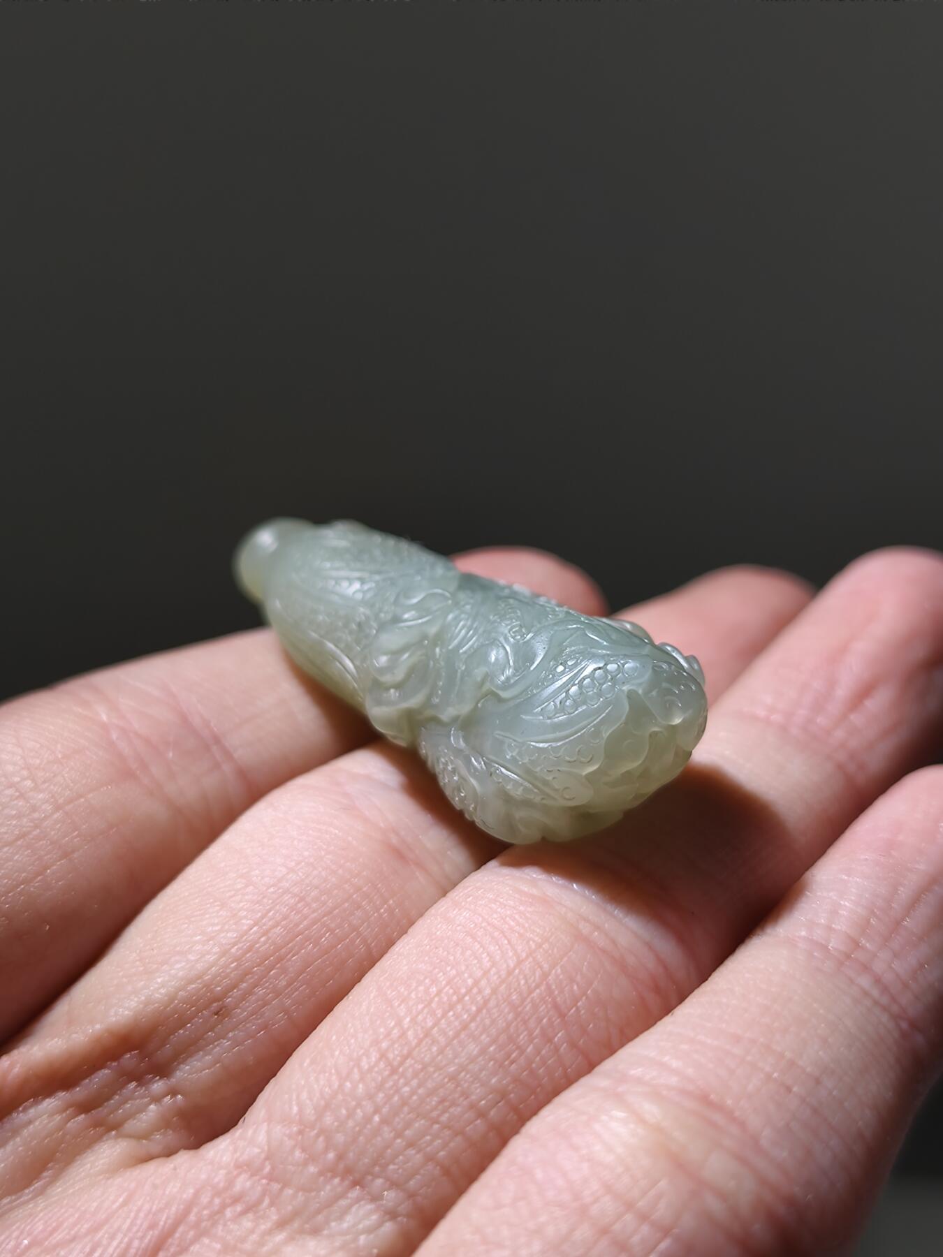 星盘世界钱币2026一月十日新年古典精品大拍 精彩纷呈 精品器物！当代和田玉且末糖青白玉白菜，料子非常细长度44毫米，宽度17毫米，手工雕刻