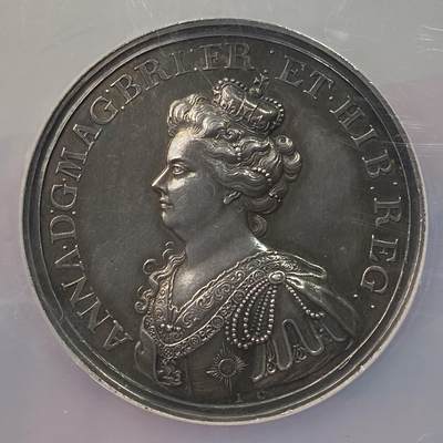 万国钱币拍卖第058期（万国新年大拍） - NGC MS61 1709年英国安妮女王马尔普拉奎特战役纪念大银章 不列颠尼亚在天空中祝福军队 左边的发过军队在向进攻中的盟军开炮 宏大的英系早期战争场景刻画 细腻生动的细节刻画令人惊叹 原味黑彩收藏级品质（盒子背面有划痕）