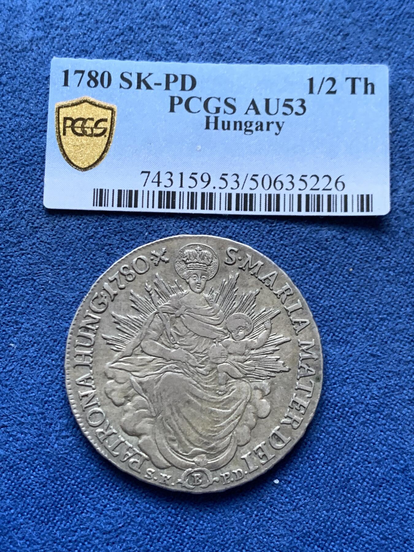 《竞宝斋》第452场 周日，周一 2场连拍 （全场包邮，欢迎送拍） PCGS AU53 砸盒 有标签 匈牙利1780年玛丽亚特蕾莎半泰勒银币 圣母抱子天使扶盾 边铭清晰可读 克雷姆尼察B厂 均匀的浅灰色包浆银光充足细节很好的品相 盒子裂了就拆出来了可对比官网照片确认原币原状态无疑