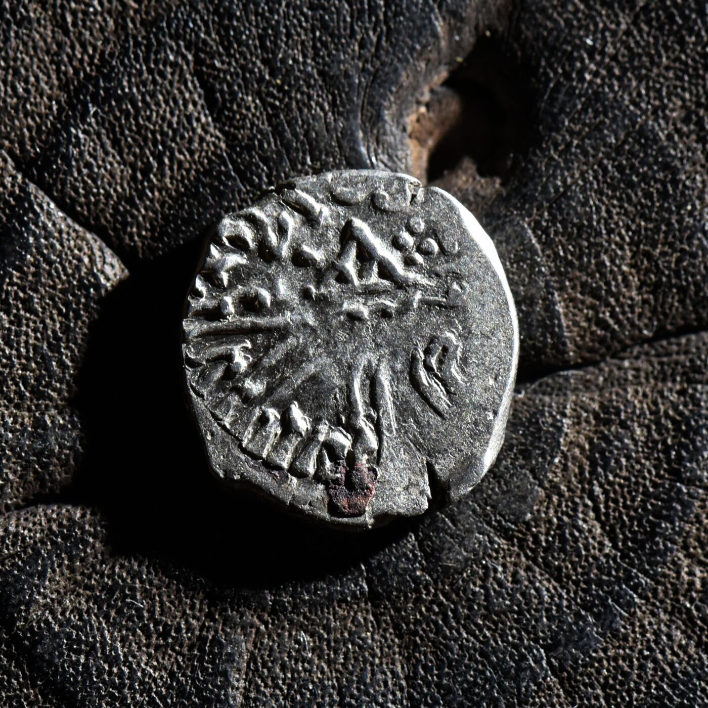 【良泉】第45期【直播场】1月15日晚19.30点开拍！ 208组，西方古代钱币、丝路古珠杂项专场 公元3世纪【西郡太守】西萨特拉普王朝，婆罗米文，背三拱佛丘、星月银币，2.32克